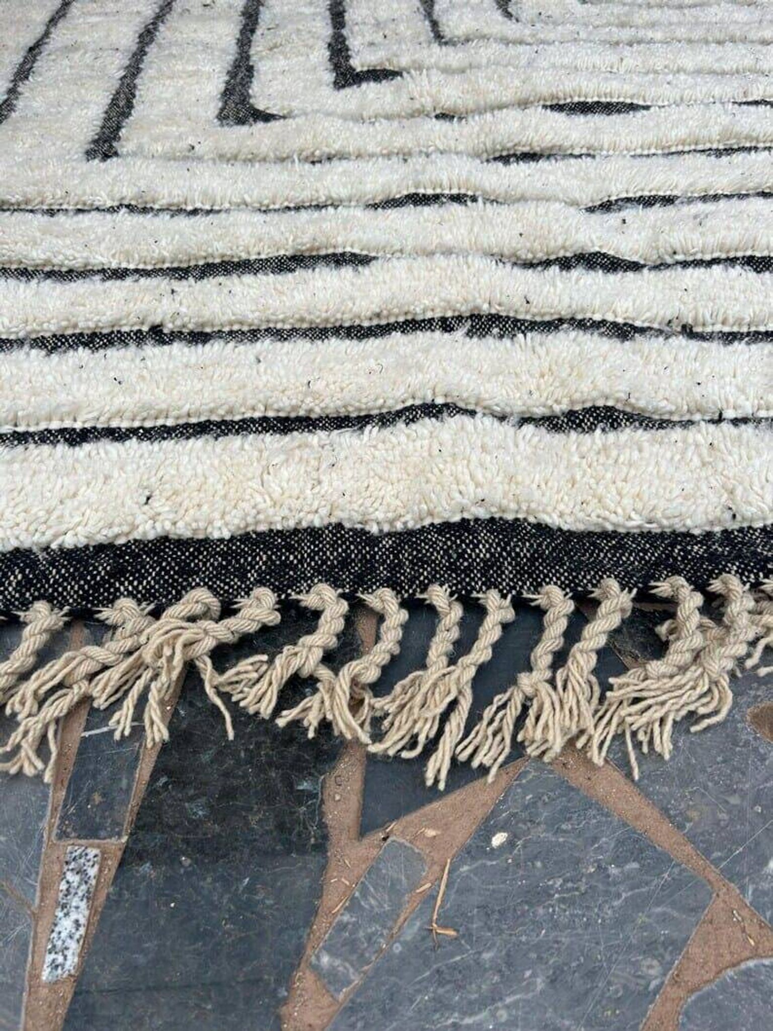 Handmade traditional Berber rug size 250/350 cm