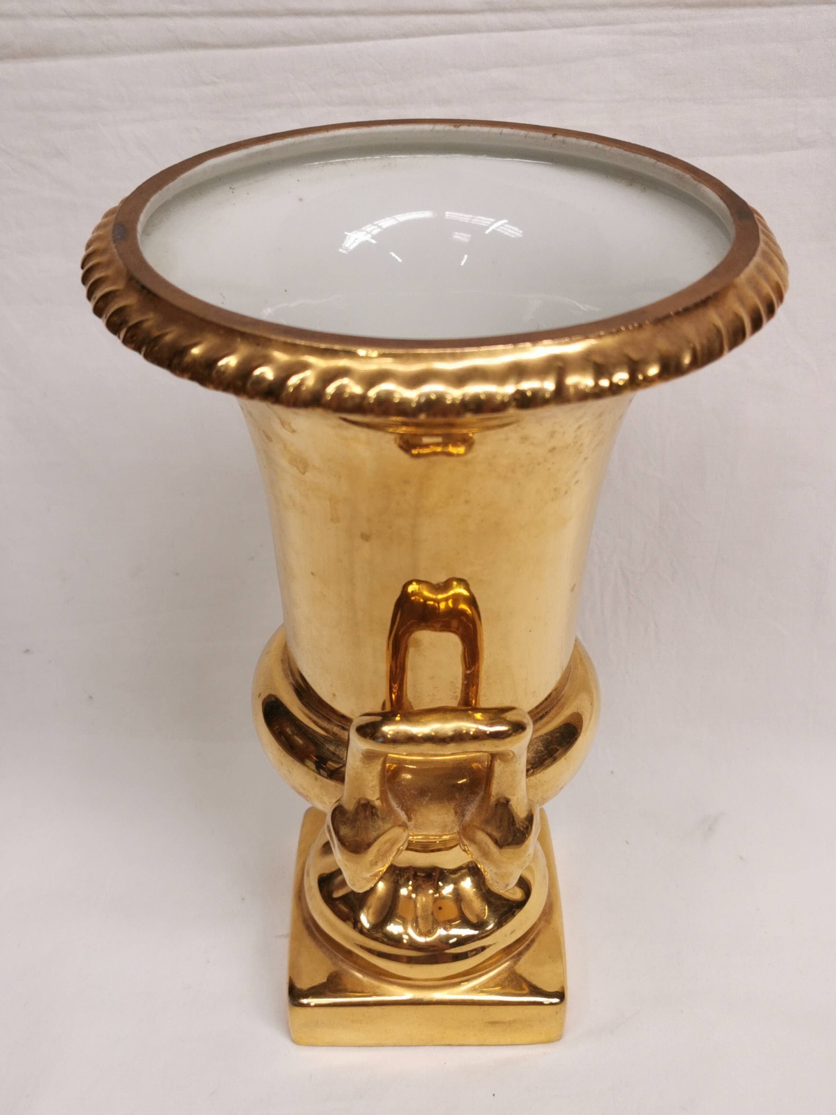 Medici-shaped vase in gilded Paris porcelain.