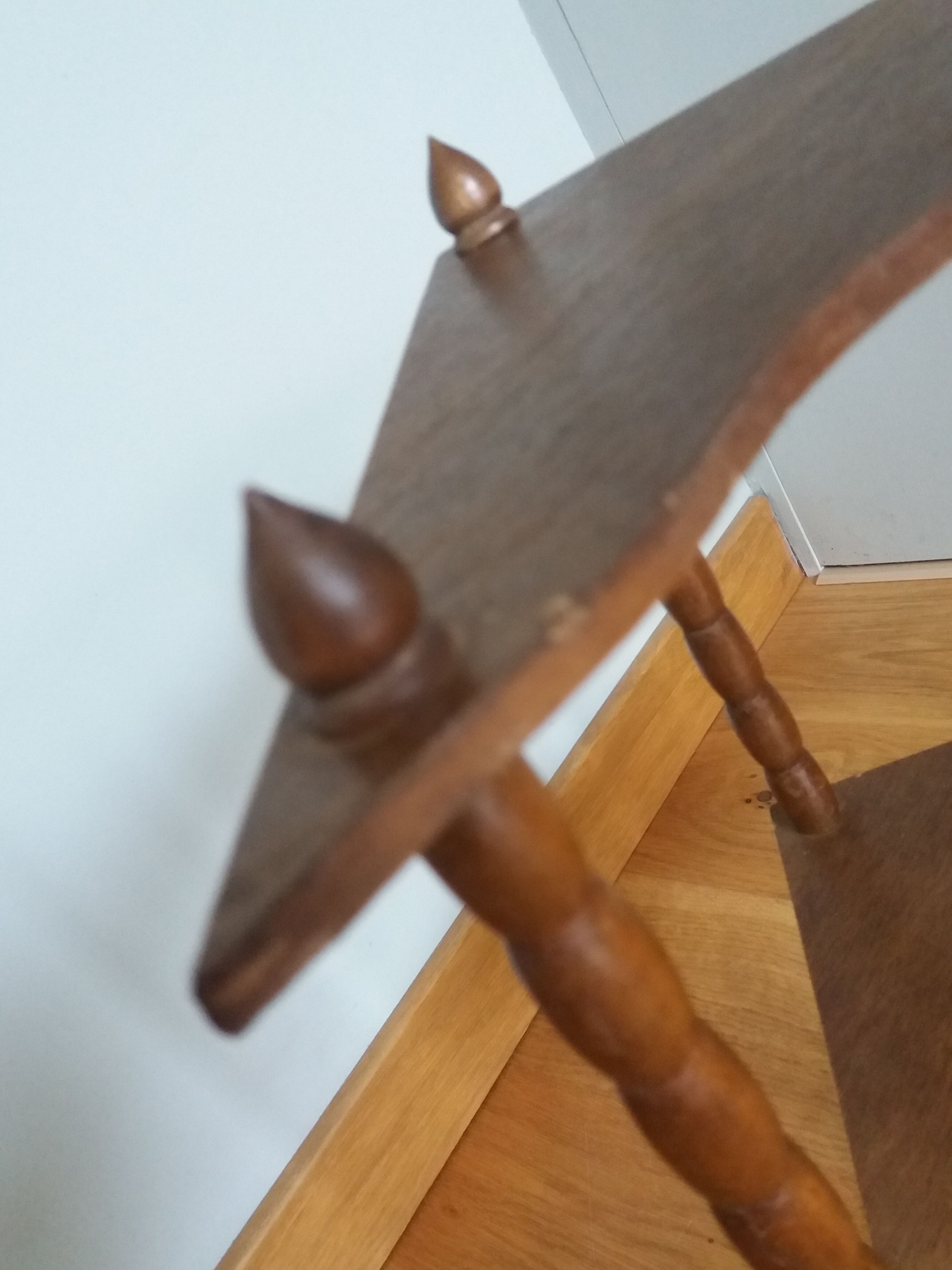 Hanging corner wall shelf