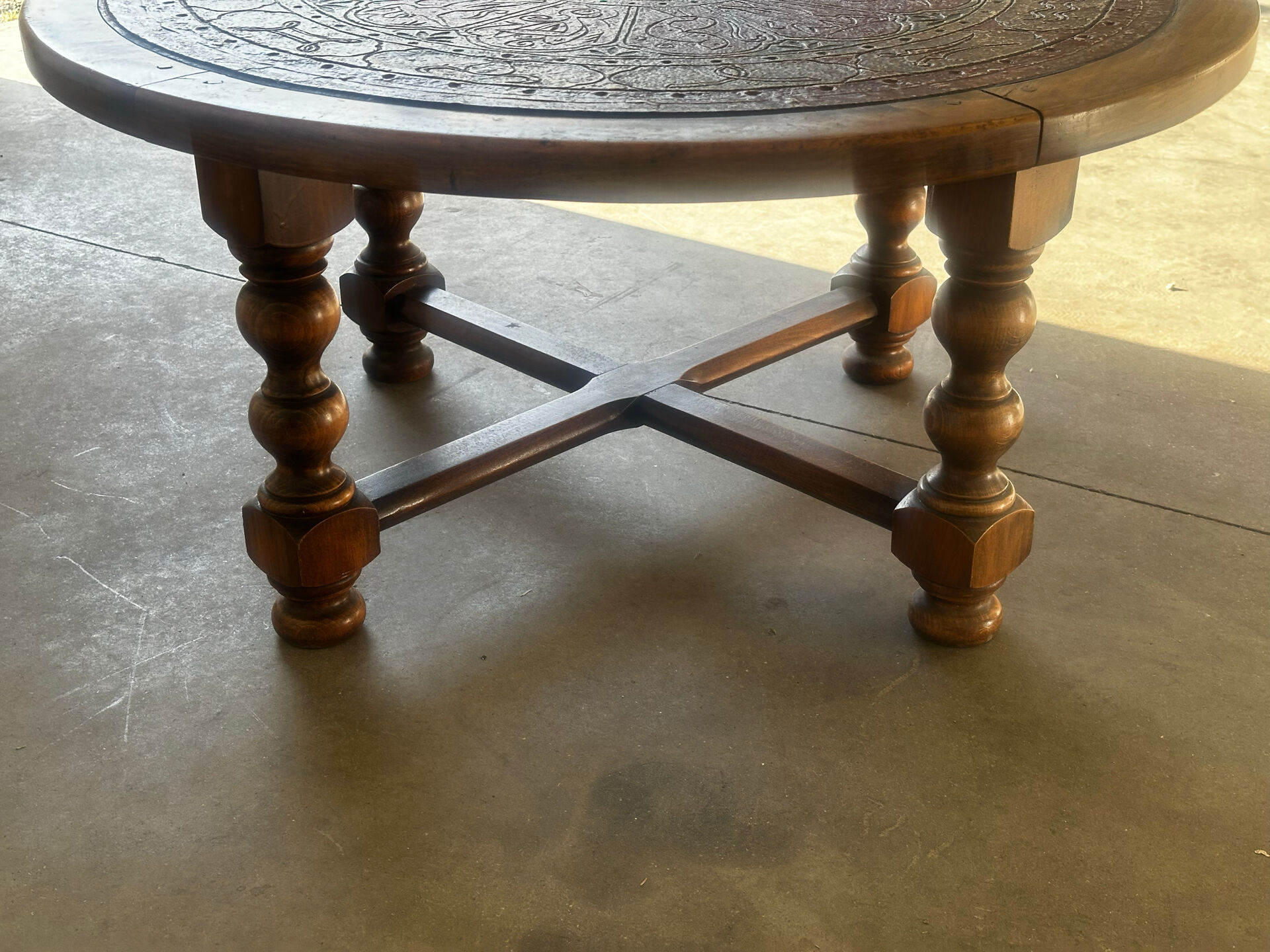 Vintage coffee table in turned wood and leather with astrological decoration.