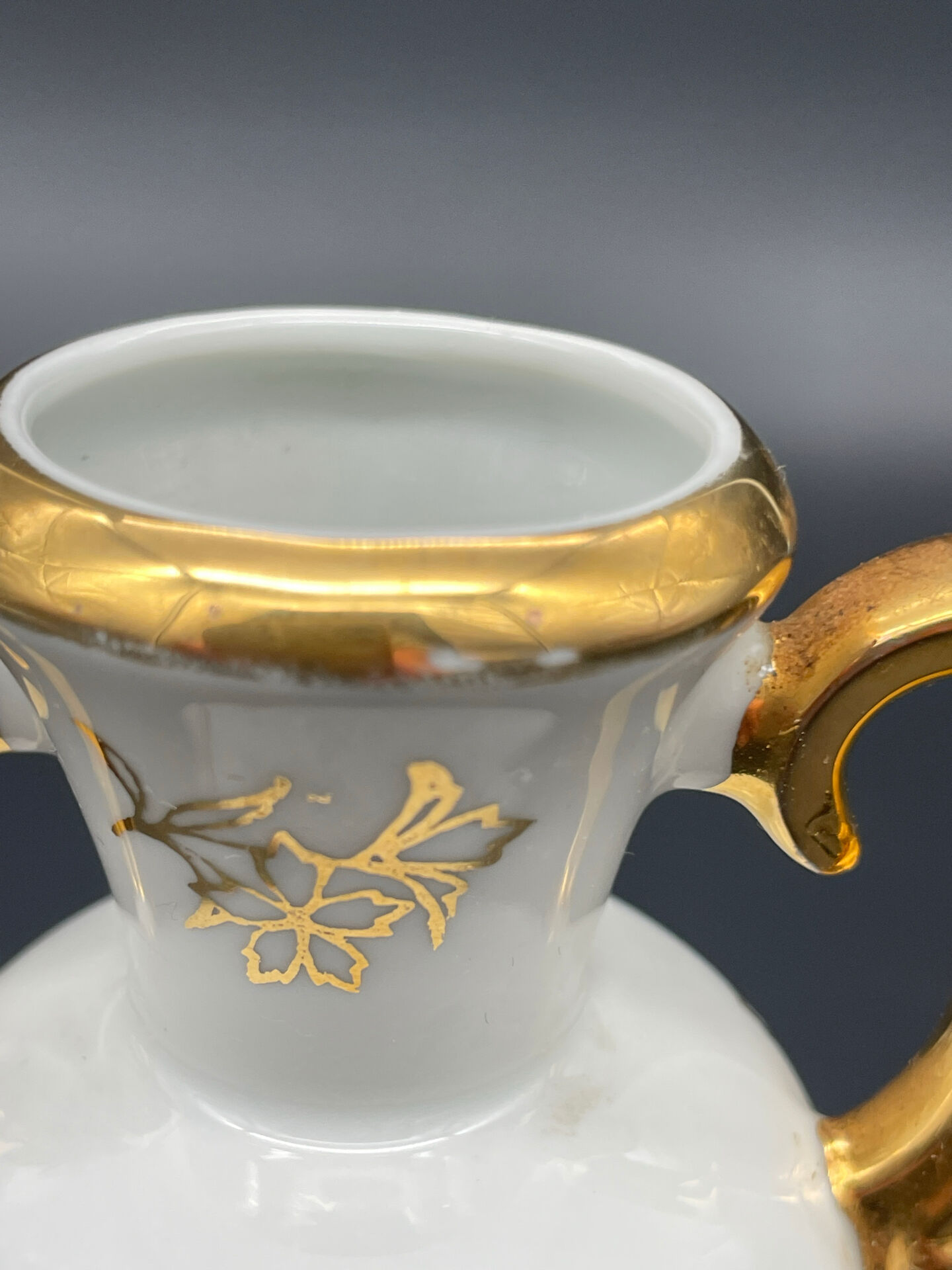 Small amphora vase in Limoges porcelain with gilded handles.