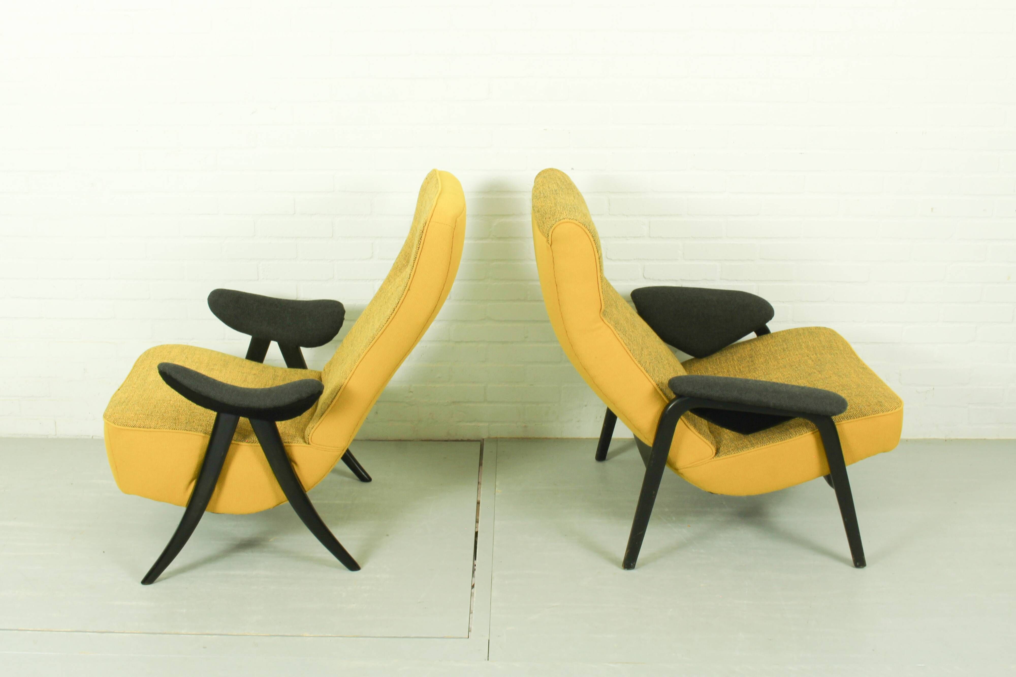 Theo Ruth pour les chaises Artifort Modèle 107 et 137 en Hallingdal Kvadrat.