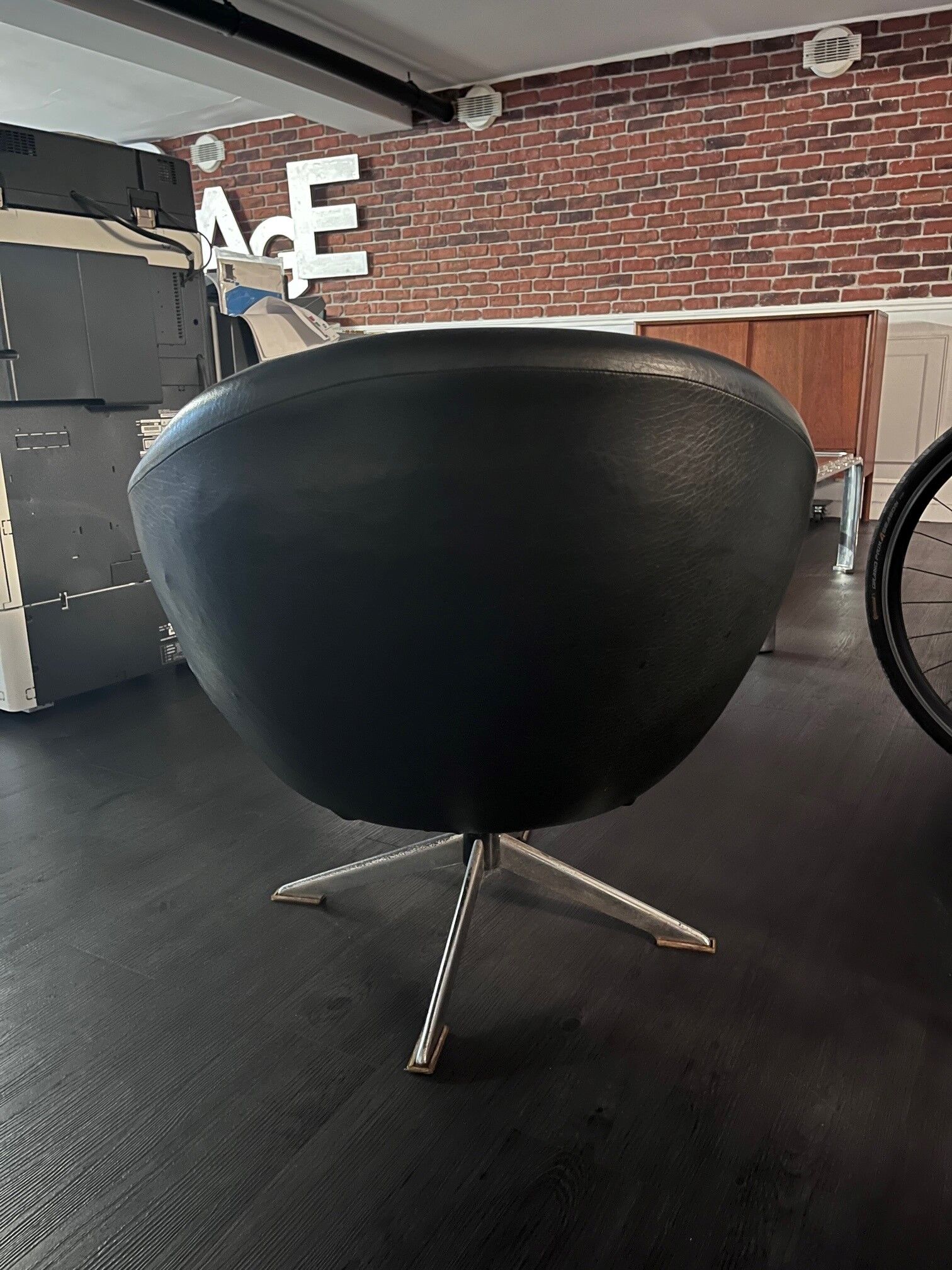 Paire de fauteuils Egg 1960 skai noir