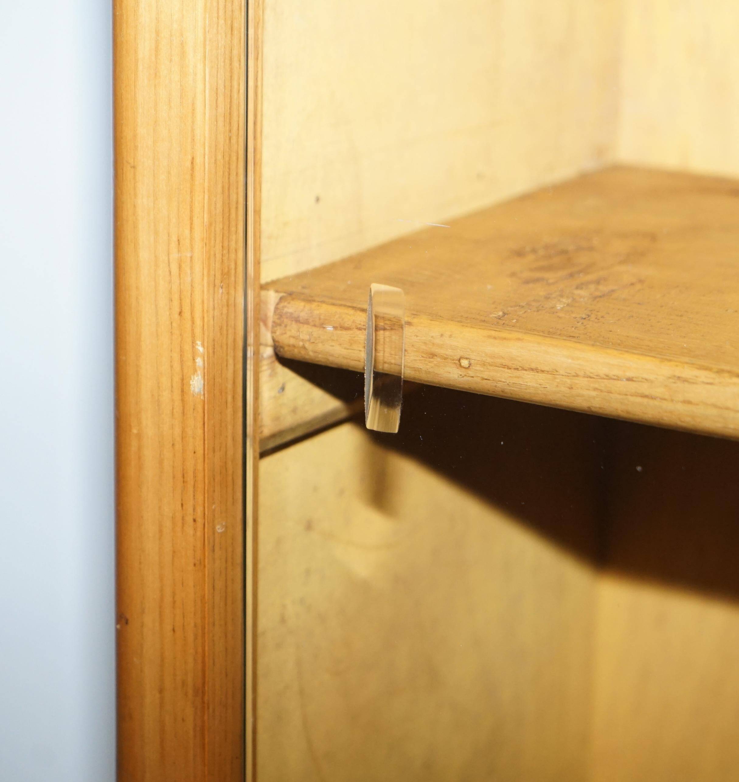 Paire de bibliothèques de bureau en chêne avec portes vitrées