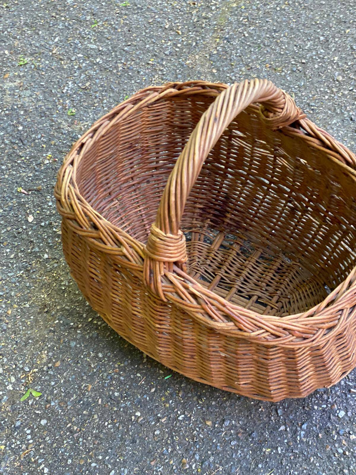 Round oval basket in rattan and woven wicker with handle