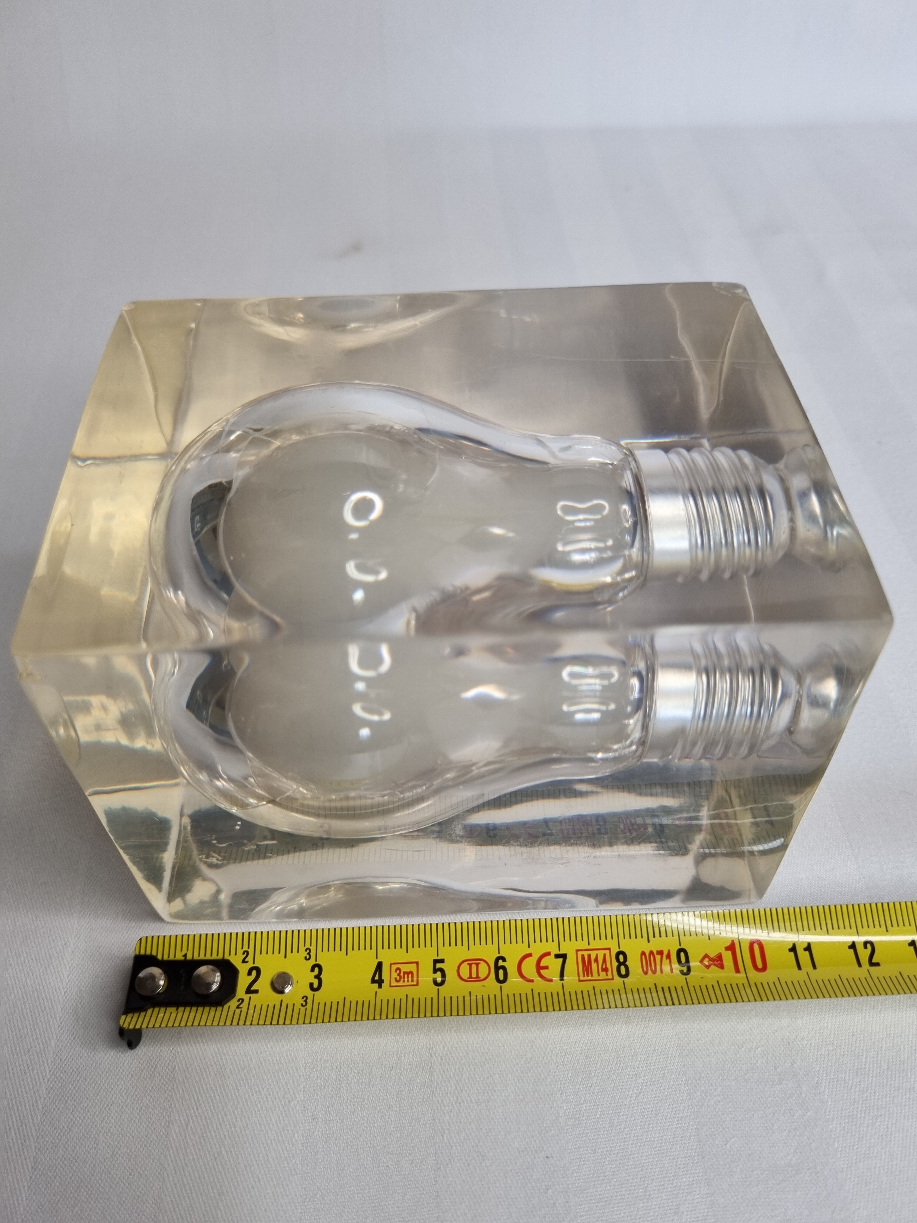 Inclusion d'une ampoule phosphorescente dans un bloc de résine, Pierre Giraudon, années 70