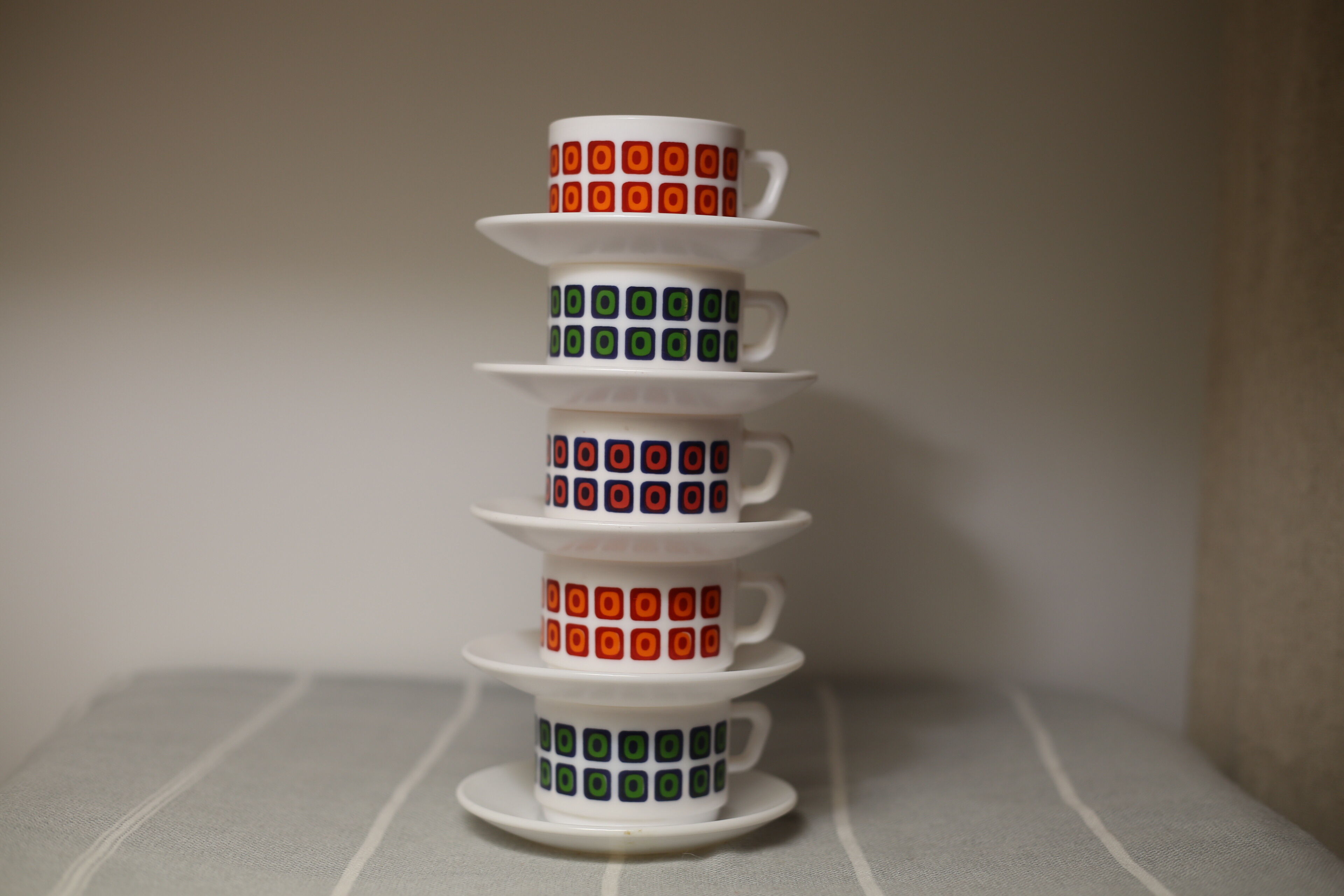 Vintage cups 70s square décor Pop Polka