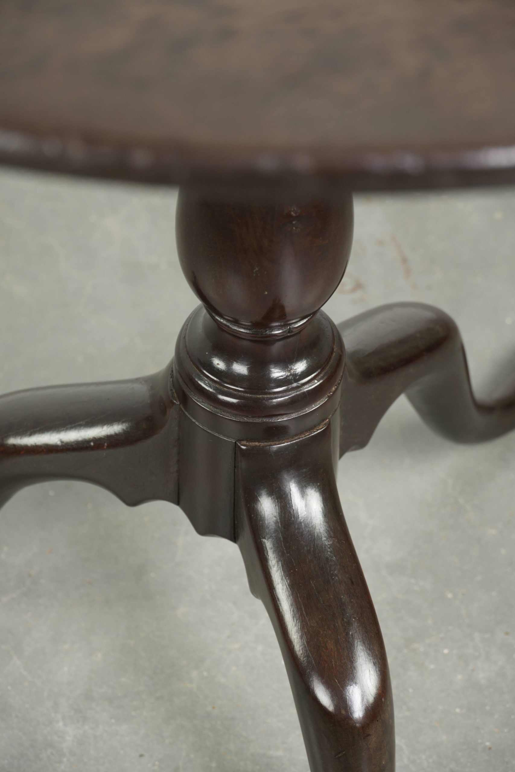 Practical round antique English tilt top table from the 18th century
