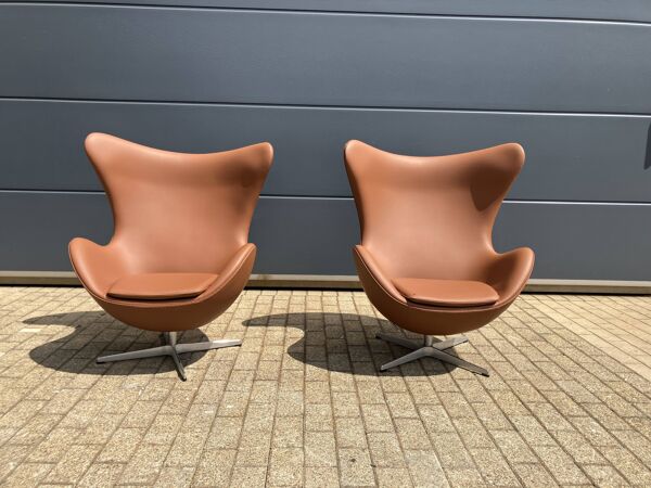 2x Fritz Hansen Egg Chair +1x Ottoman in Cognac leder NIEUW!!