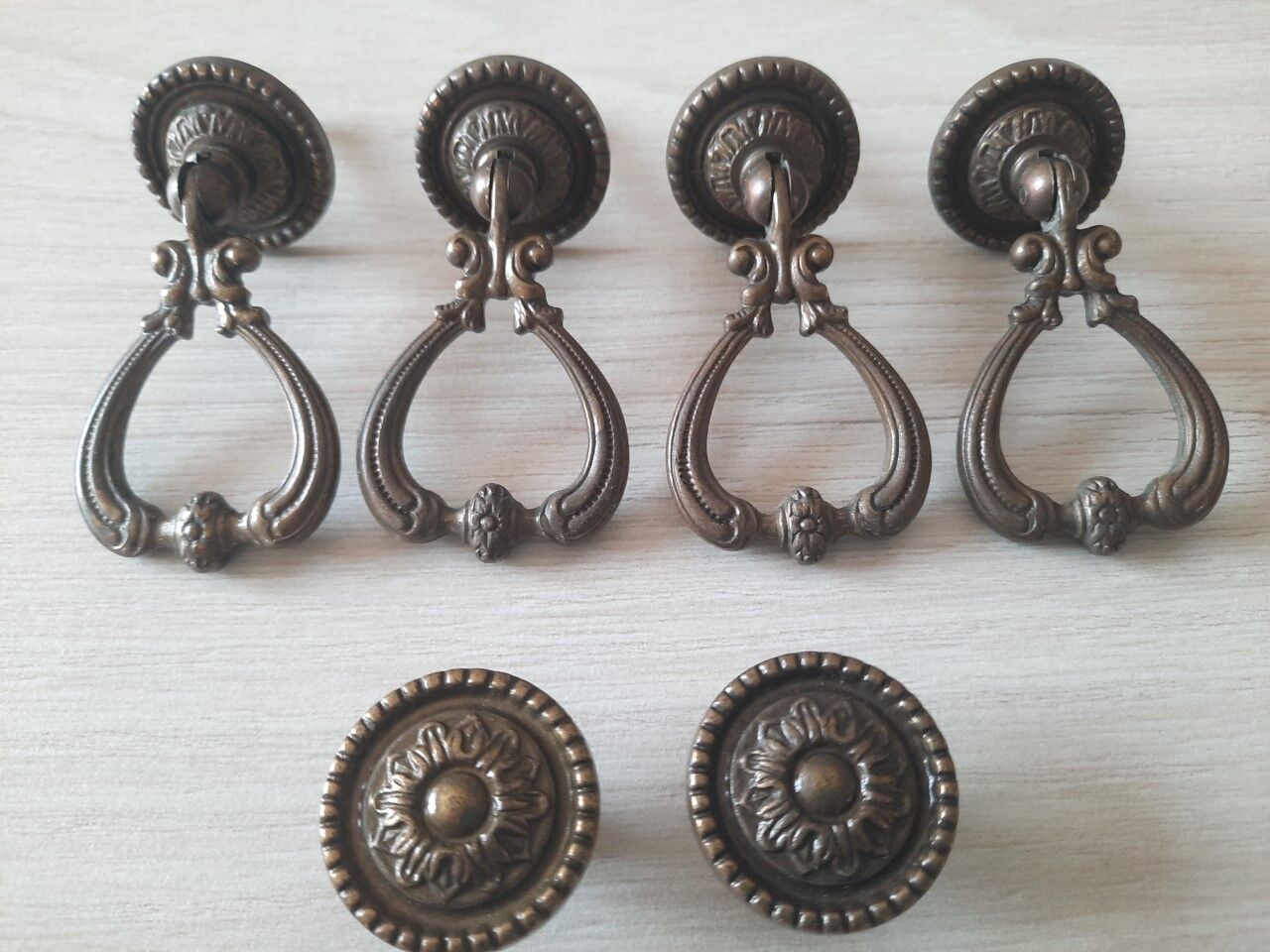 Lot de 4 poignées anciennes et 2 boutons en laiton