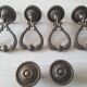 Lot de 4 poignées anciennes et 2 boutons en laiton