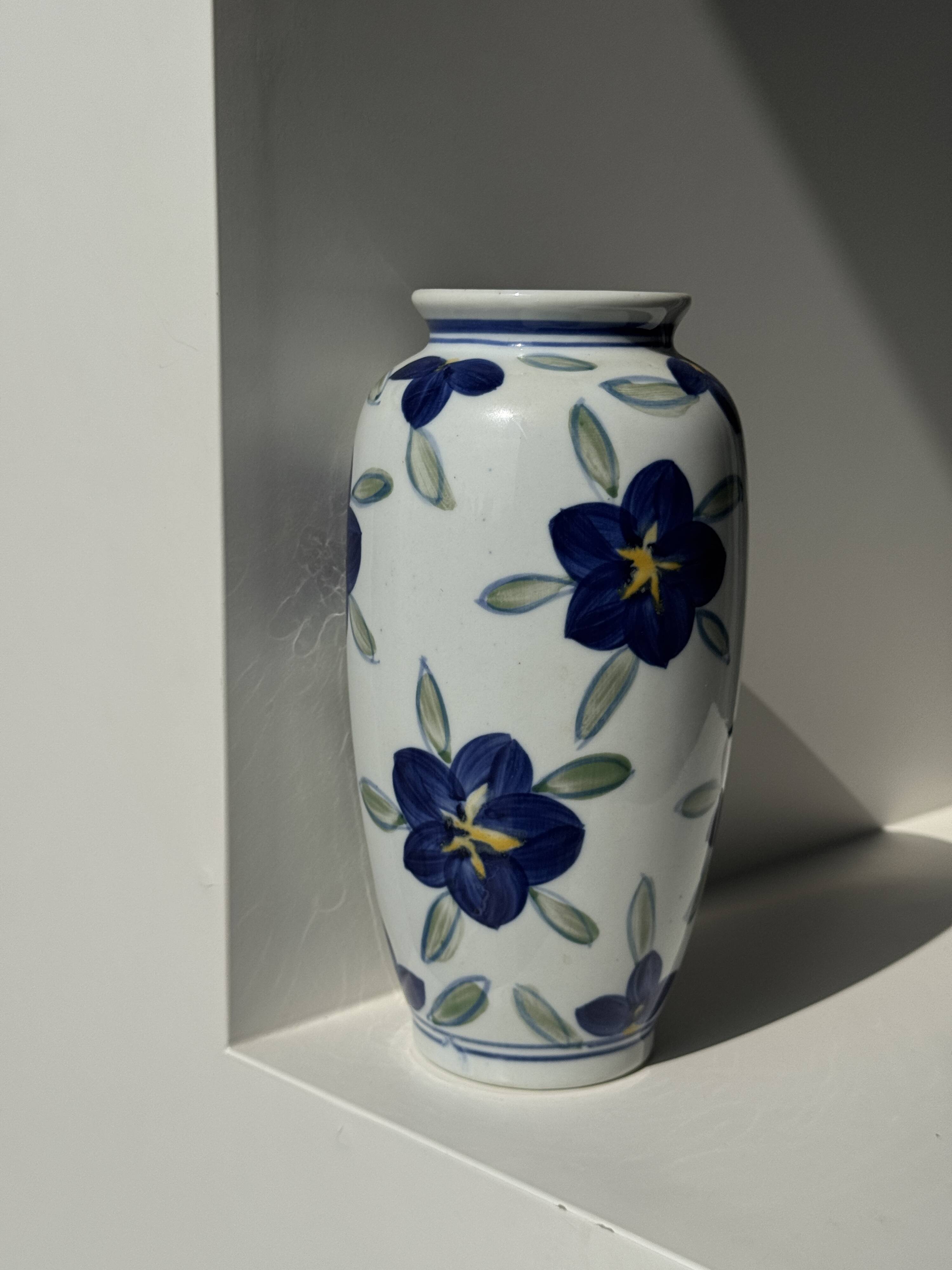 Vase white background stylized blue, yellow and green flowers H24.5 D12