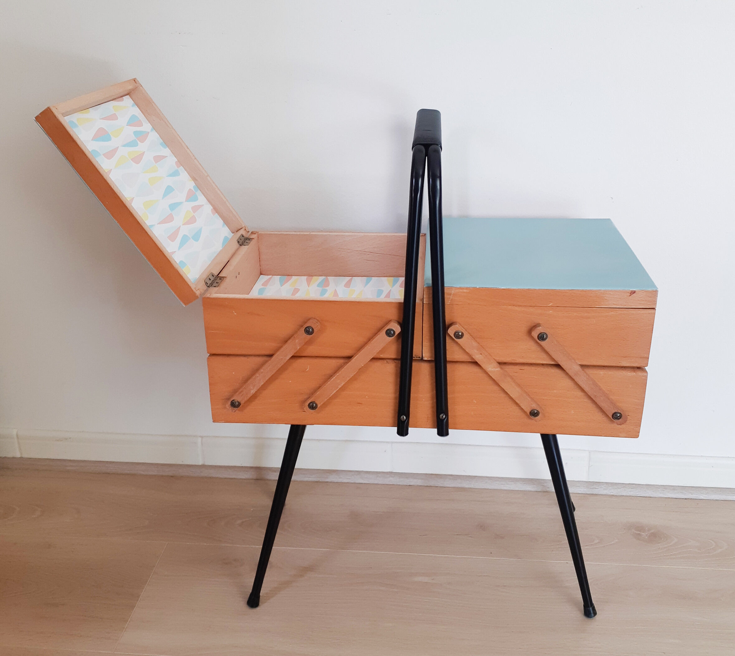 Travailleuse en bois et métal
