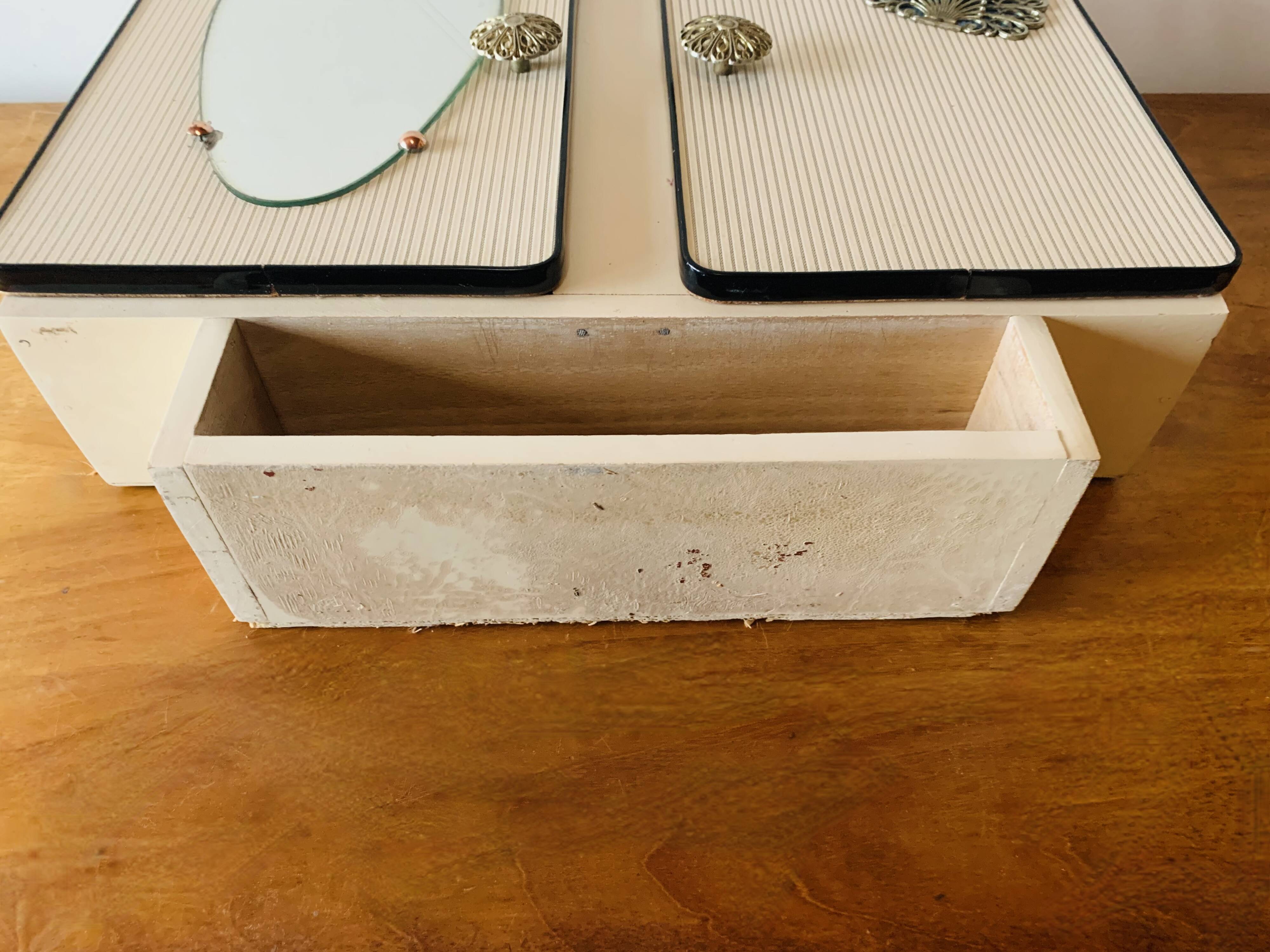 Vintage medicine cabinet - 1950s.