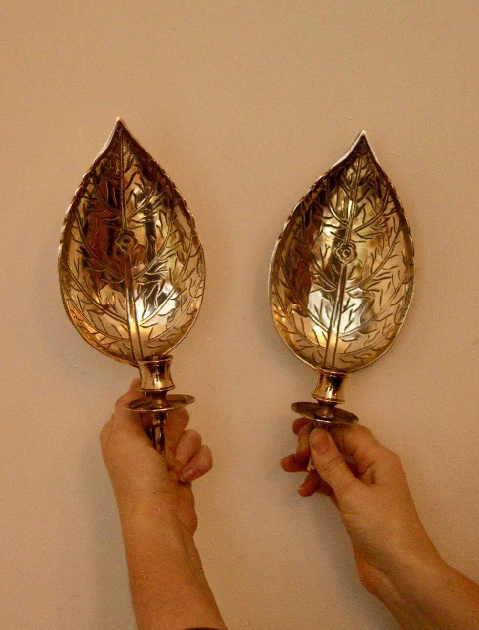 Une paire d'appliques vintage en laiton en forme de feuille martelée