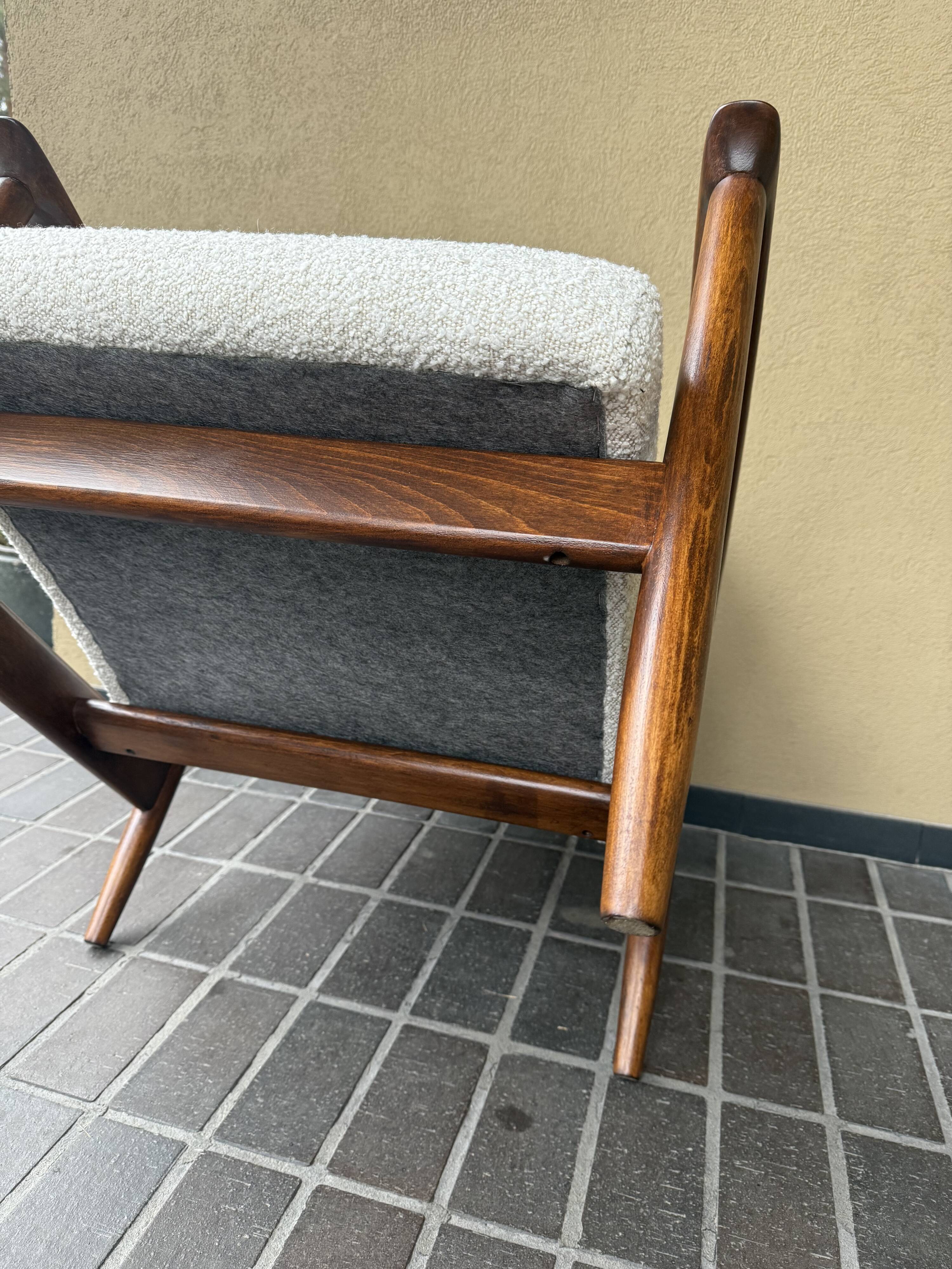 Fauteuil GFM-142, design par Edmund Homa des années 70, bouclé ivoire blanc - 2 pièces disponibles.