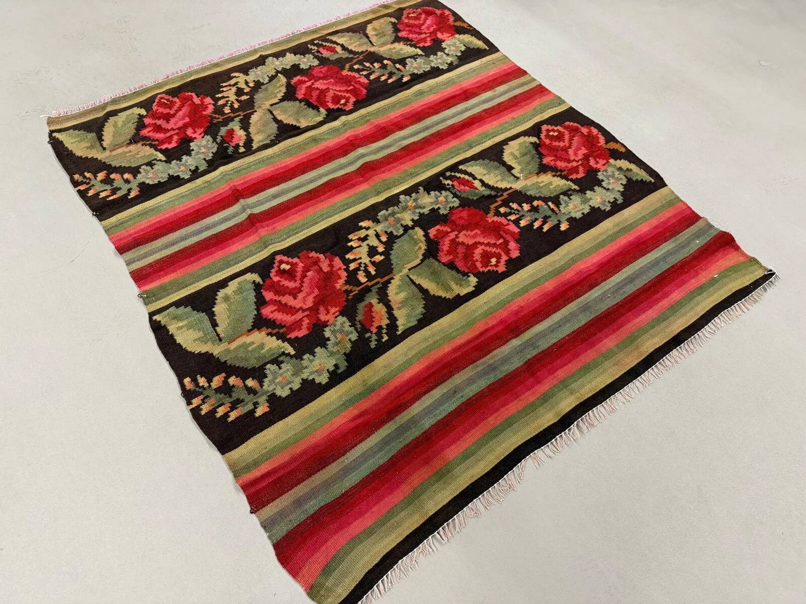 Moldovan square kilim rug 146x130 cm vintage kelim wool rug medium 2520