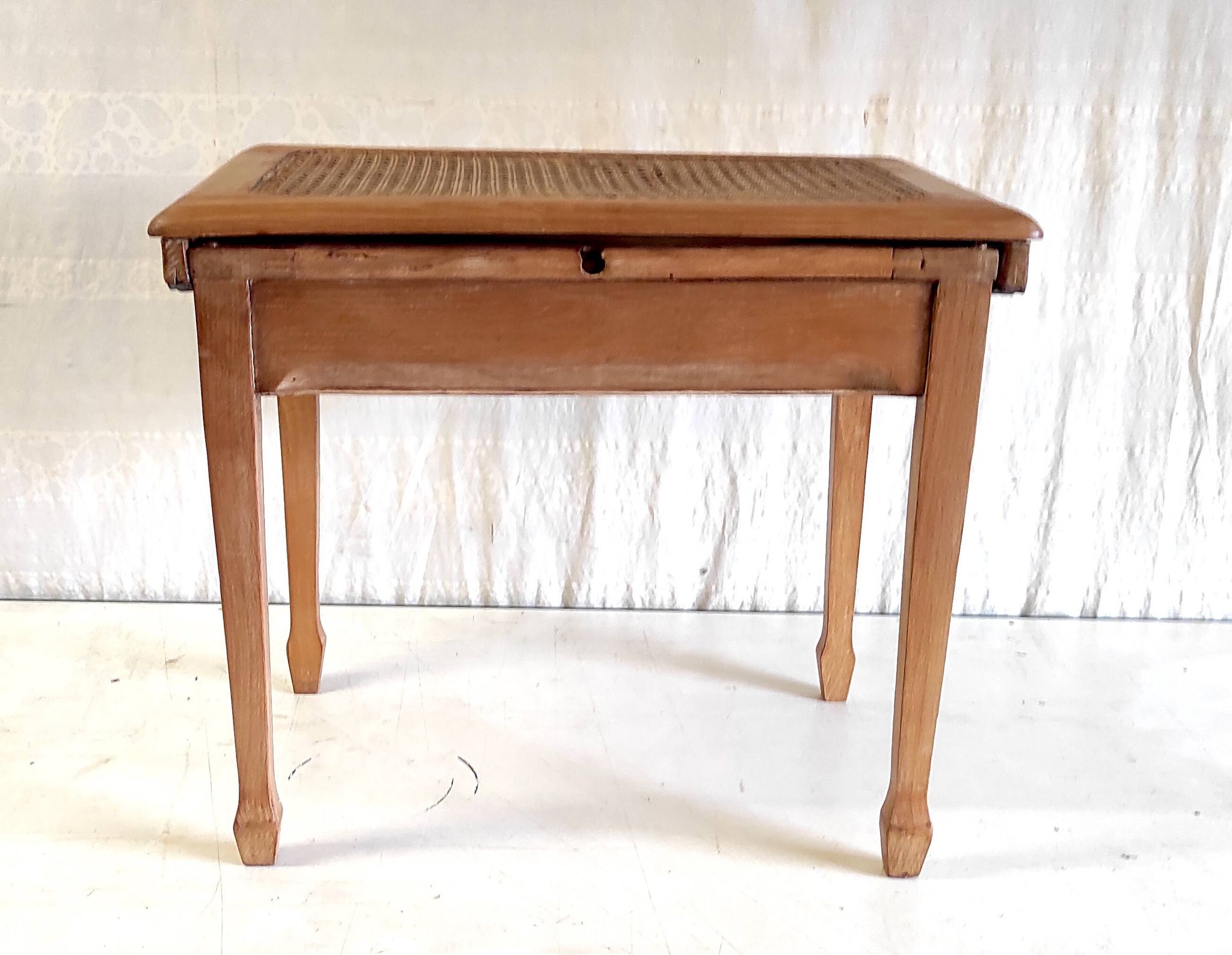Table d'appoint en bois massif et cannage - mid. XXème