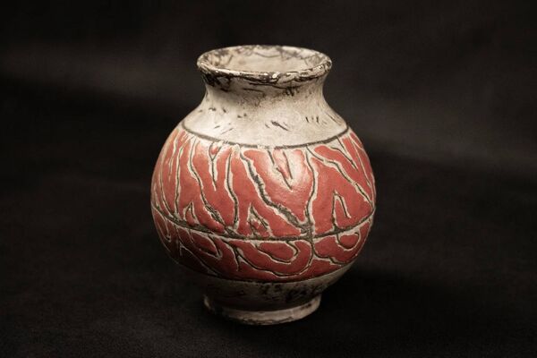 Vase boule en grès émaillé texturé par Jérôme Massier, Vallauris