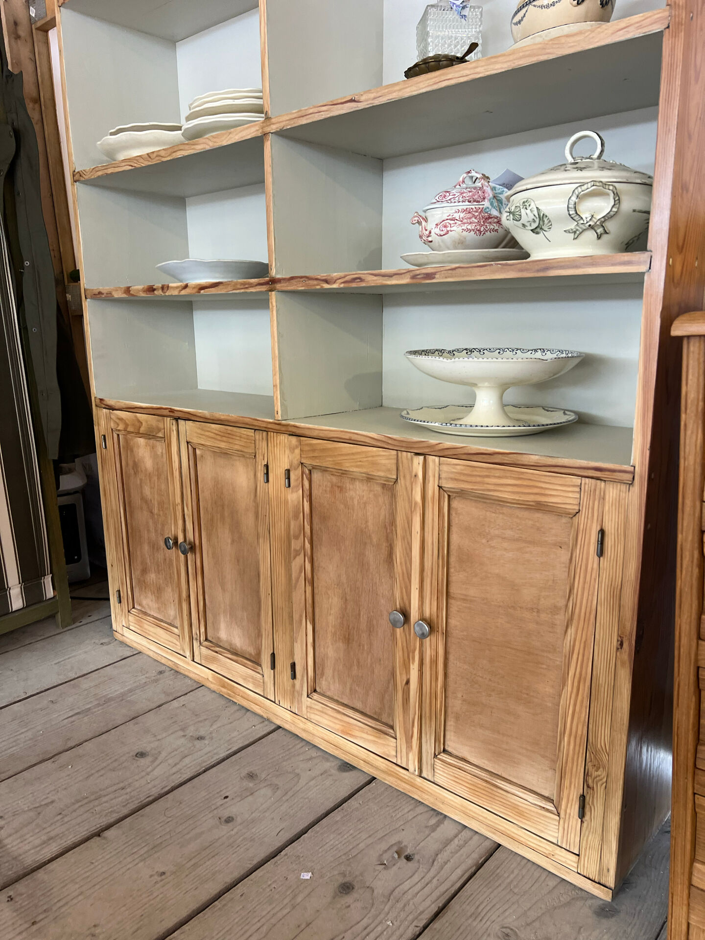 Library / dresser