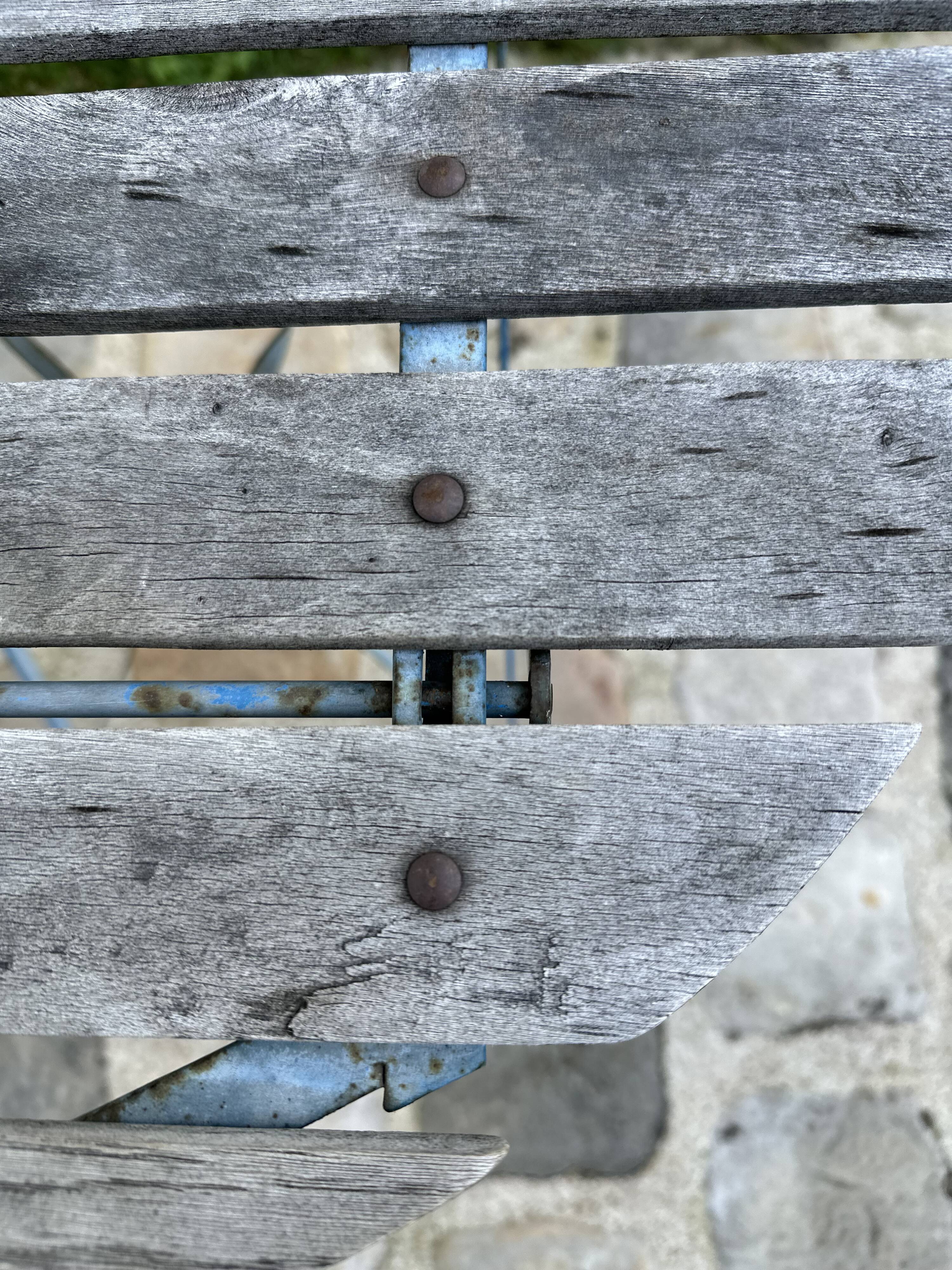 Round folding garden table