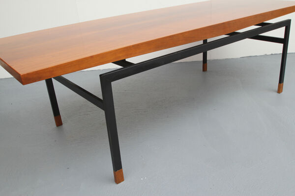 Table basse design des années 1960 en noyer