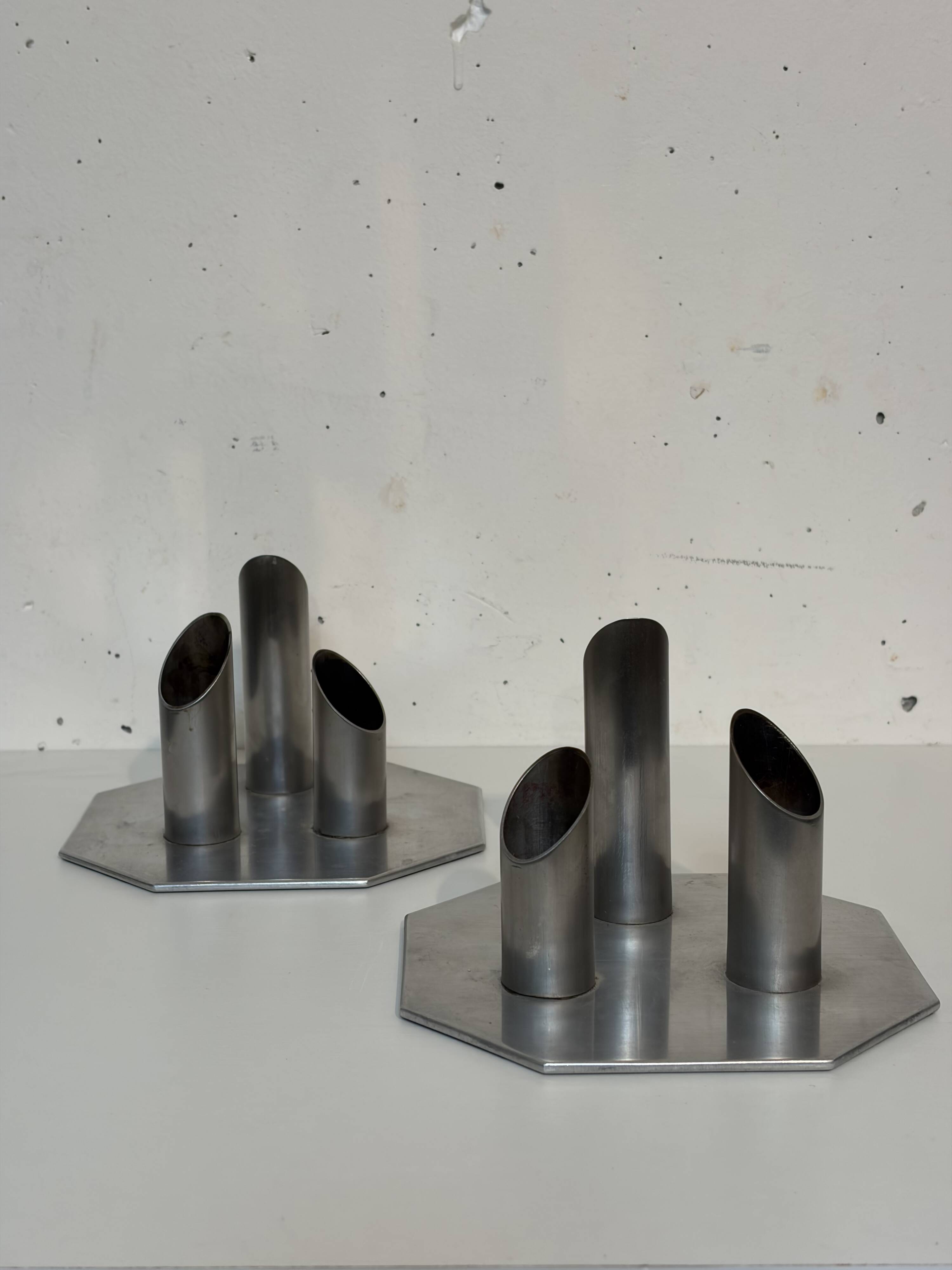 Paire de bougeoirs moderniste
