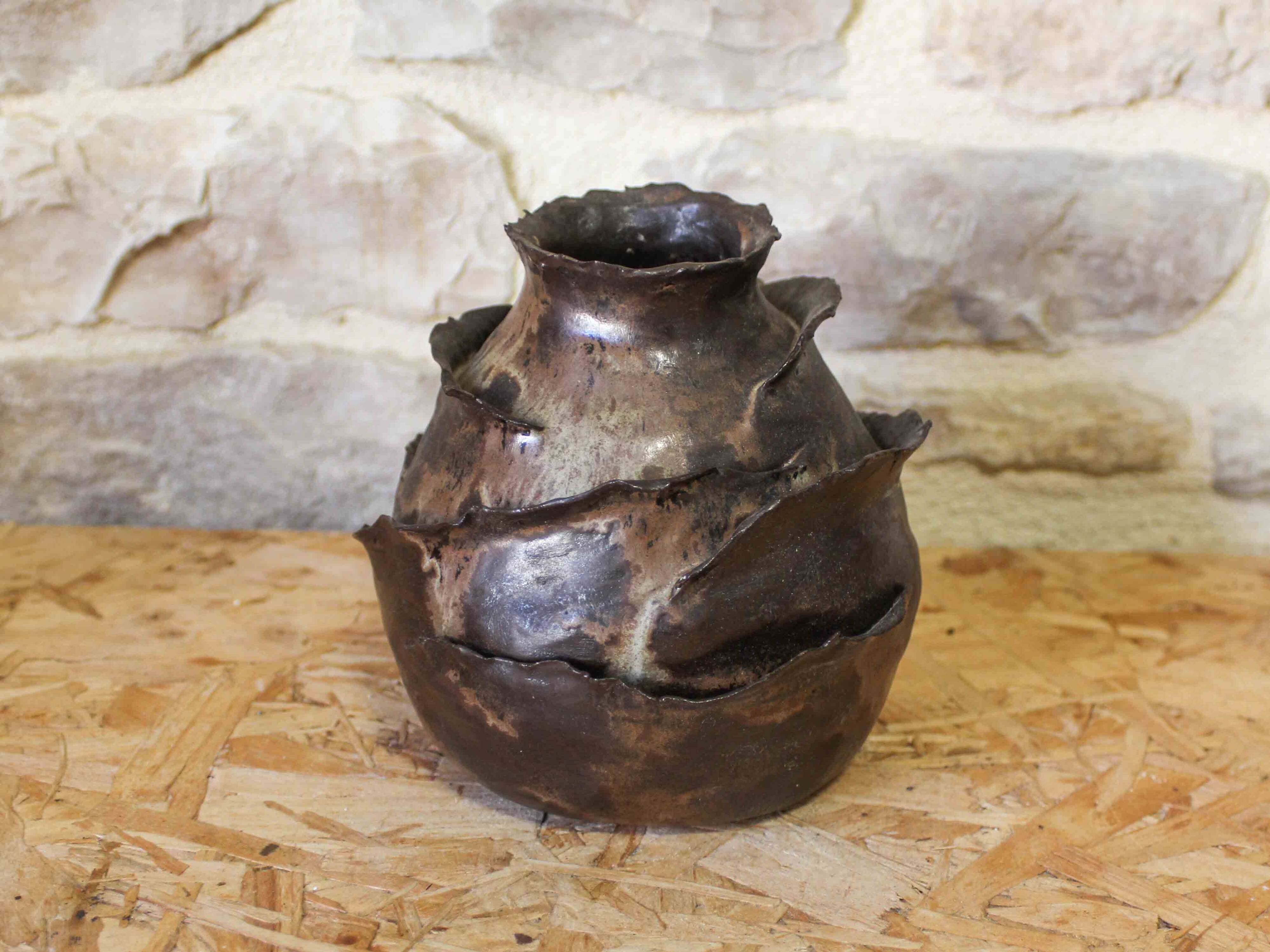 Vas en céramique émaillé à décor de pétales