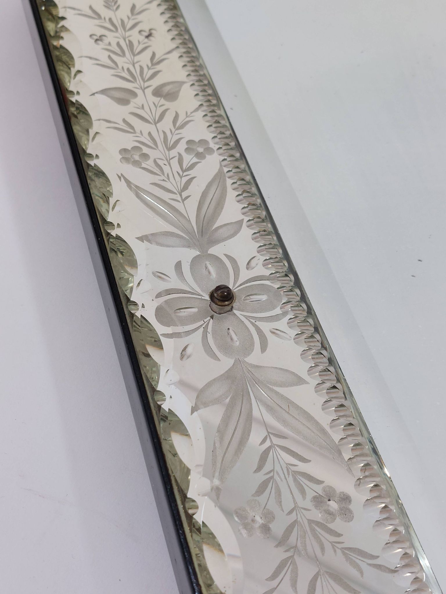 Venetian wall mirror in Murano glass with faceted floral decoration from the 1930s.
