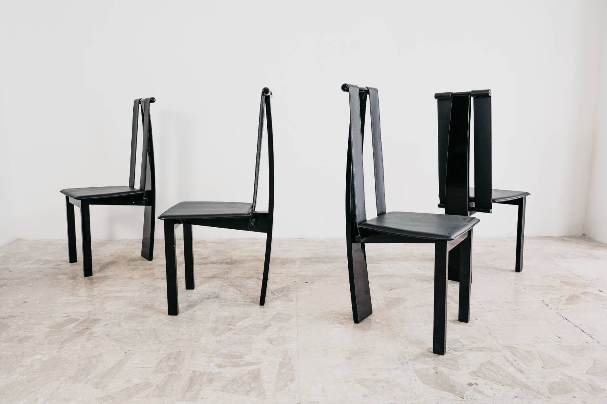 Ensemble de 4 chaises de salle à manger postmodernes design années 80 vintage.