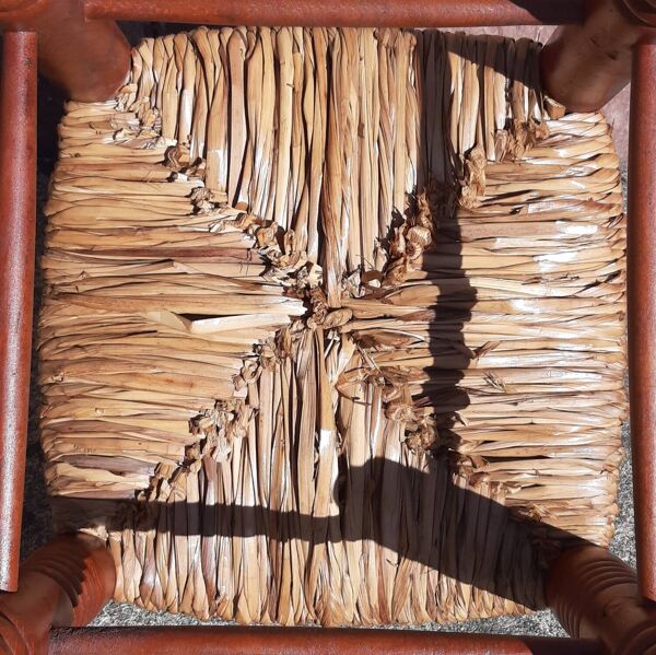 Paire de fauteuils bas de cheminée. (Assise paille)