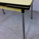 Table et chaises en formica jaune