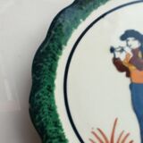 Assiette de la faïencerie Henriot à Quimper. A suspendre ou à poser. Signée