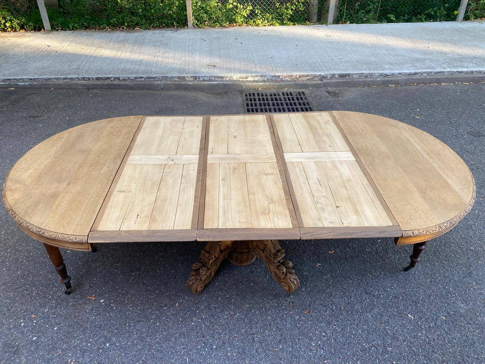 Round extendable dining table Napoleon III renovated in 19th-century oak.