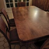 Table en noyer massif année 1930, pied central et 6 chaises en cuir cloutés