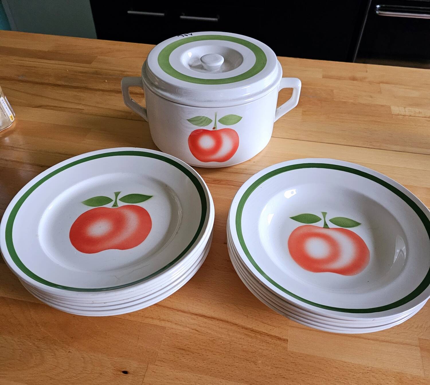 Moulins des loups plate and dish, apple pattern