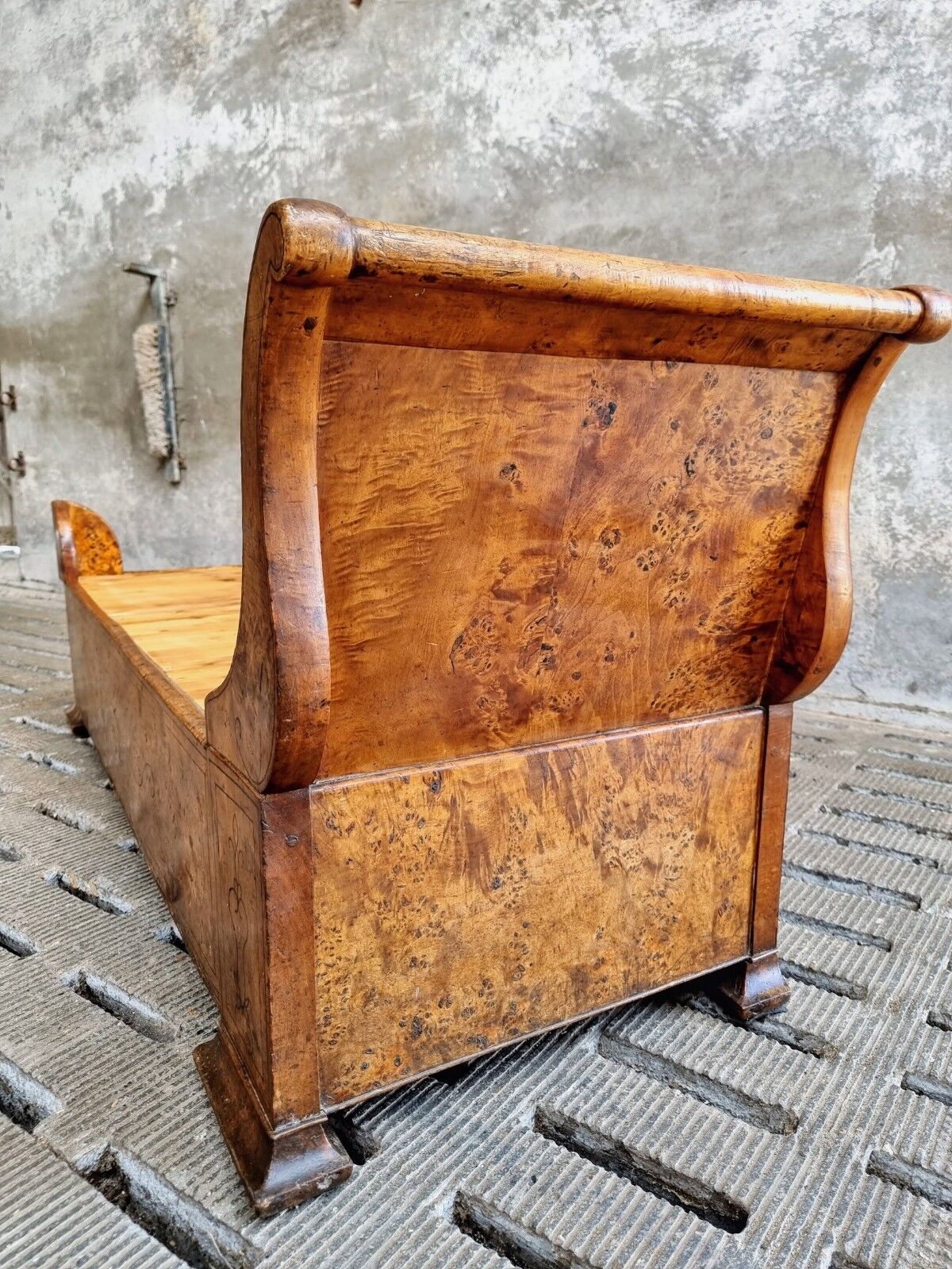 Antique chaise longue daybed Empire style walnut