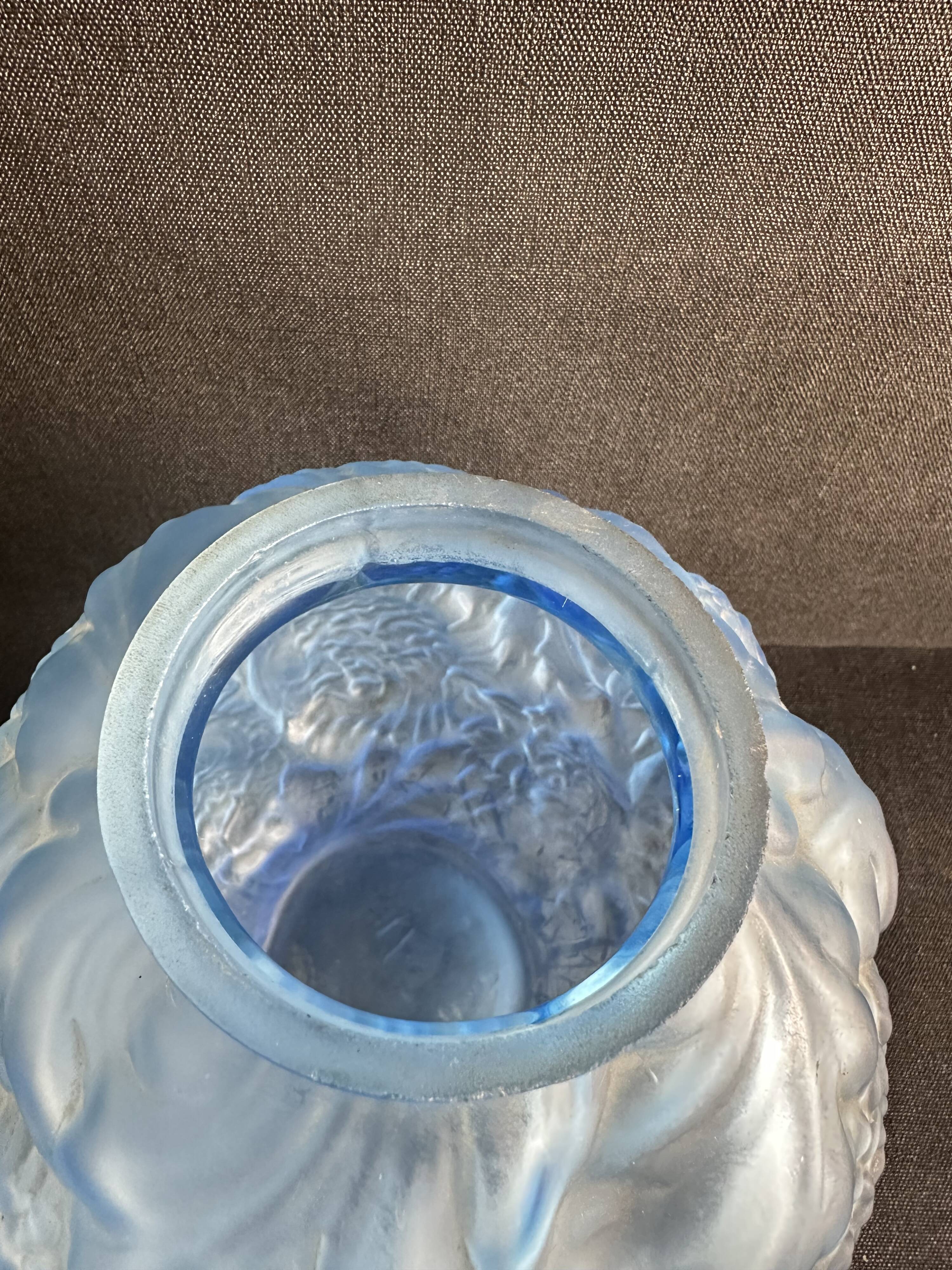 Large Art Deco round vase in frosted blue glass - 1930