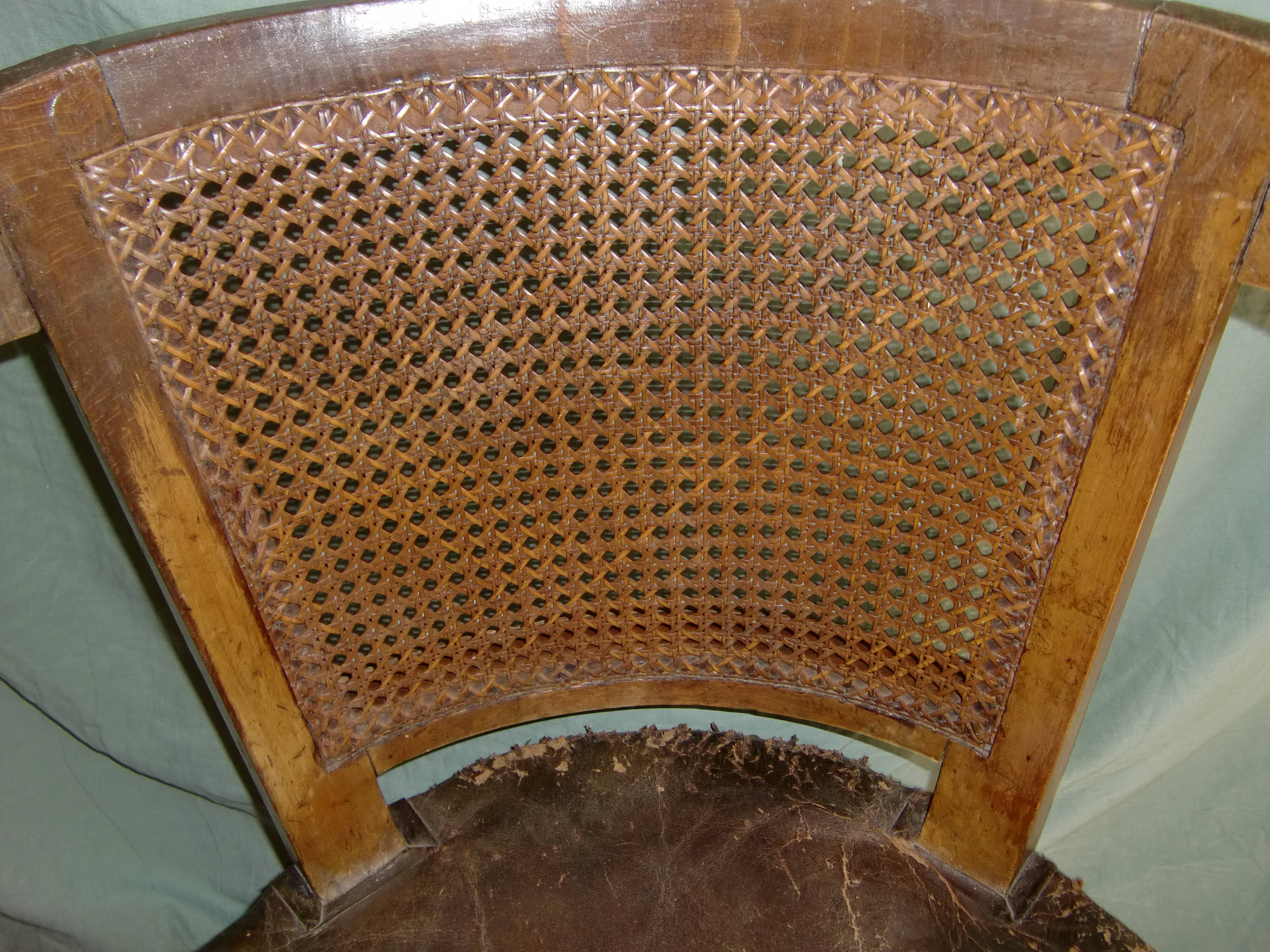 Fauteuil cabriolet très ancien & assise en cuir