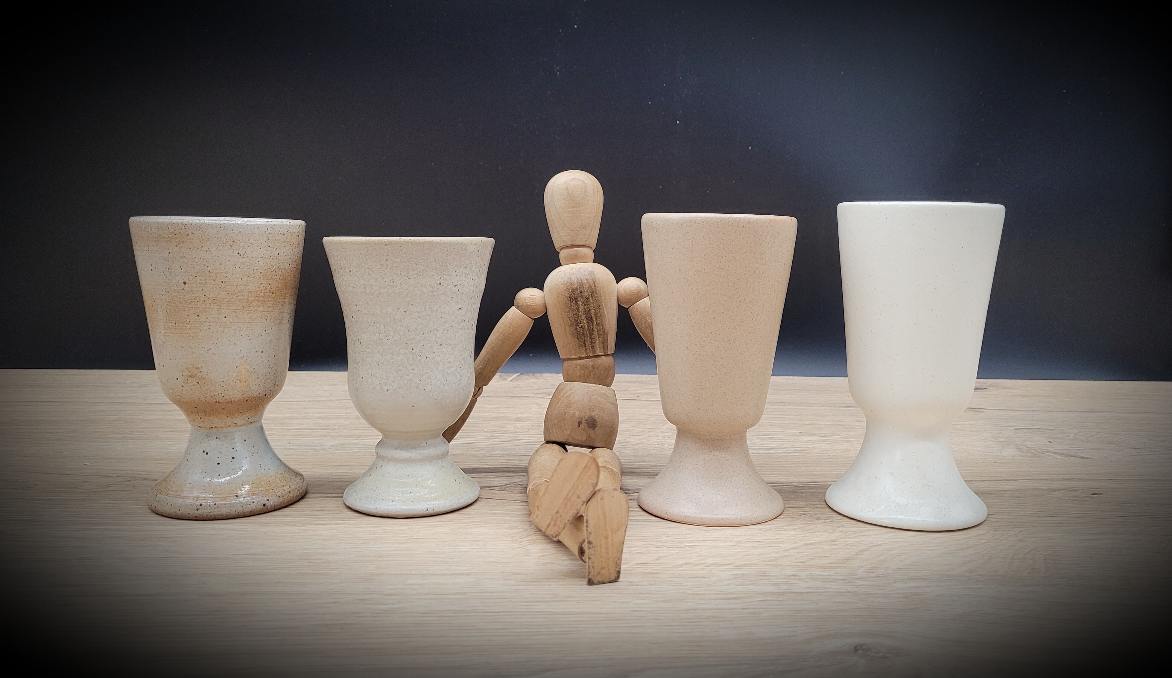 Set 4 mismatched beige cups