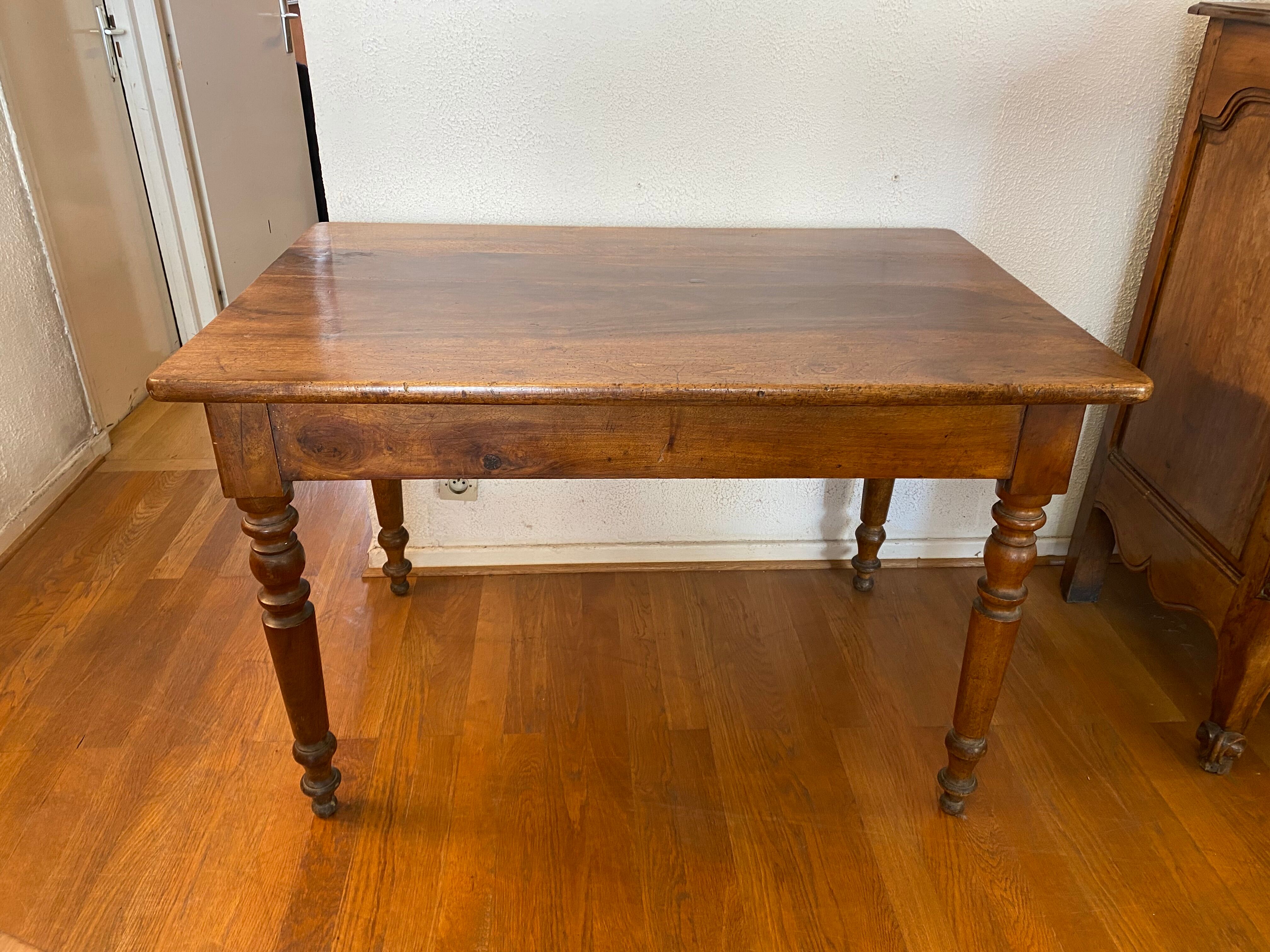 Table de bistro en noyer, pieds tournés