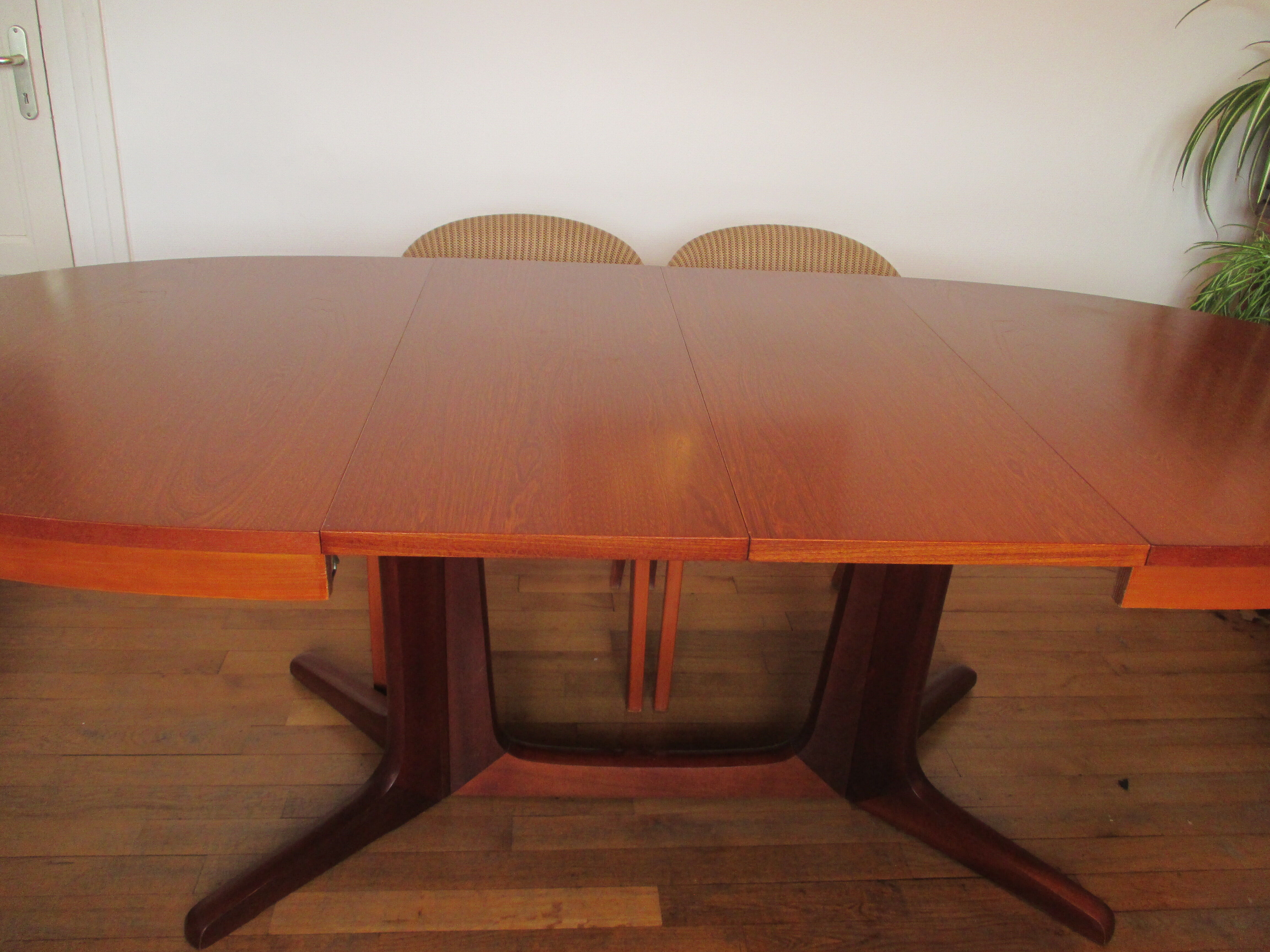 Baumann oval table