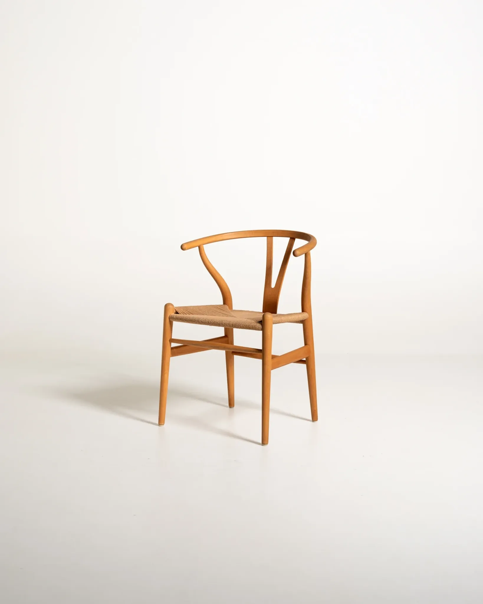 Ensemble de quatre chaises "Wishbone" CH24 de Hans J. Wegner, design de 1950.