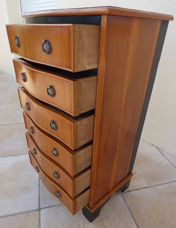 Louis XVI style chest of drawers in wood and cherry veneer.