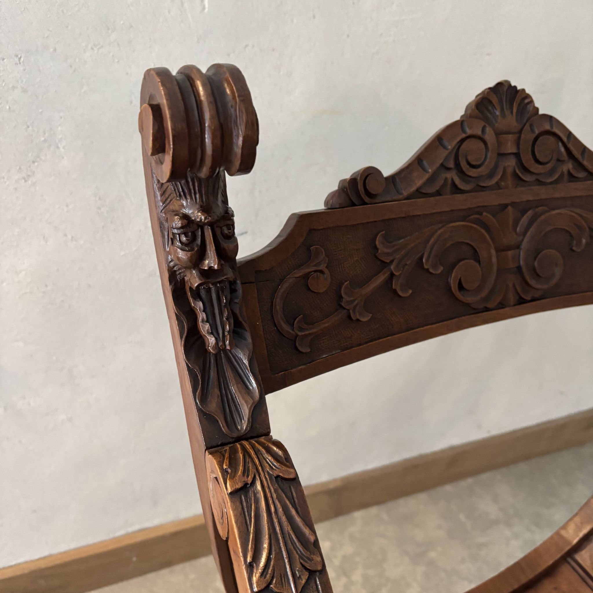 Fauteuil Dagobert en noyer, style médiéval, fin XIXe