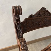 Fauteuil Dagobert en noyer, style médiéval, fin XIXe