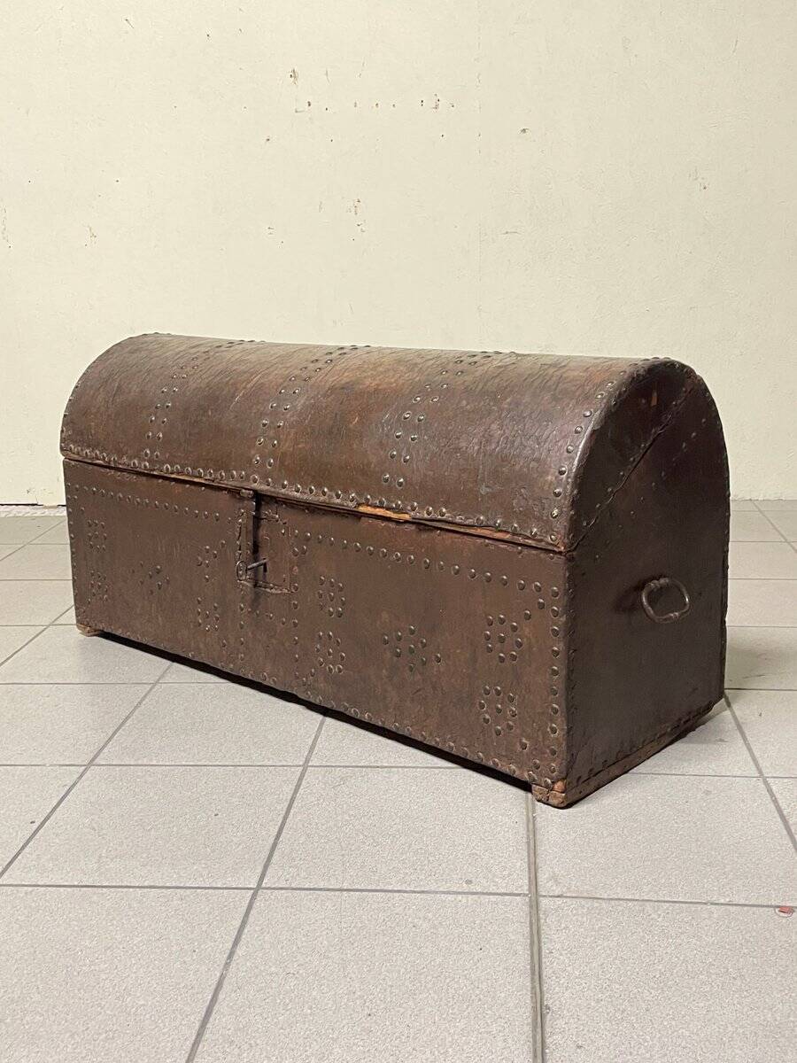 Antico baule da viaggio con borchie, XVIII-XIX secolo