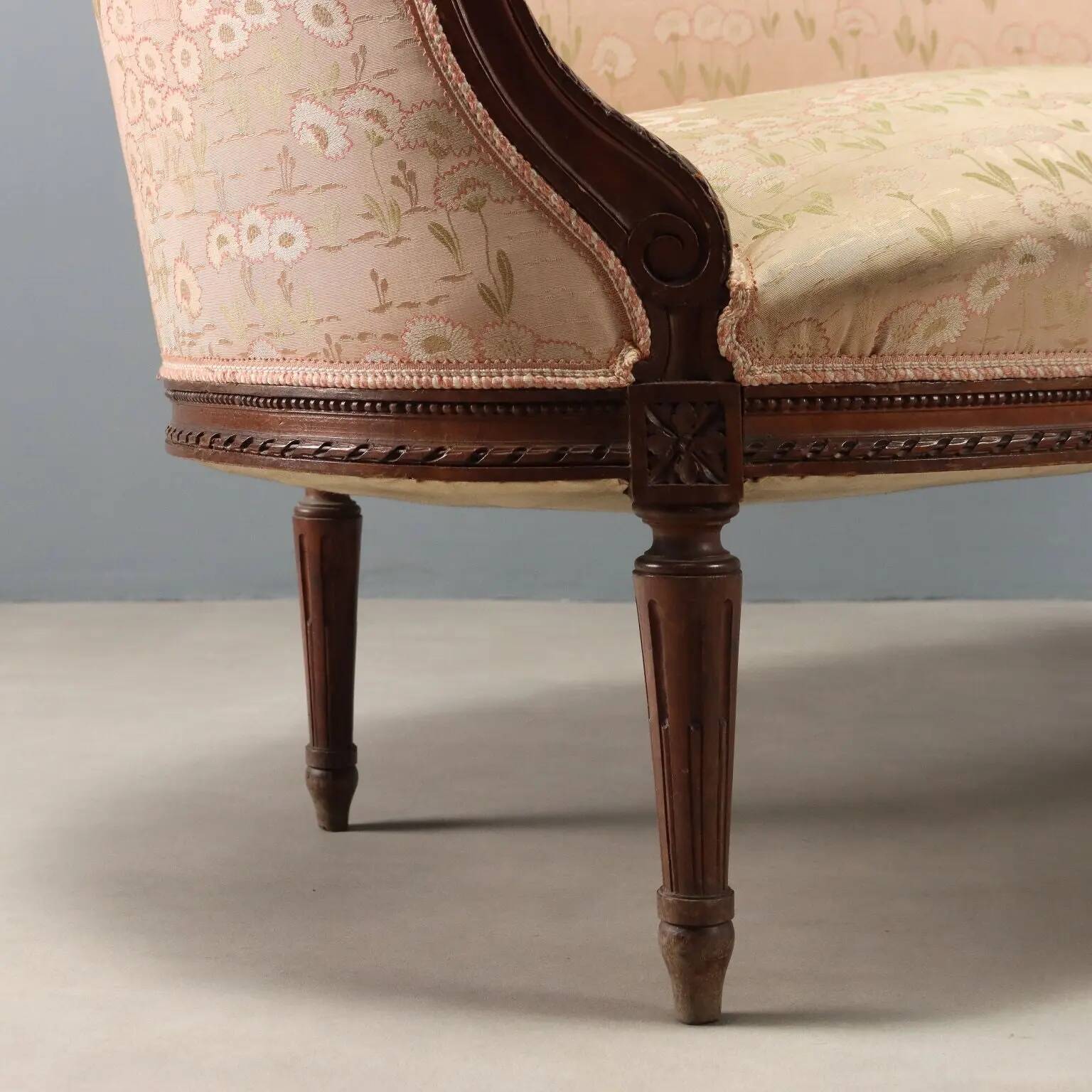Antique neoclassical canapé in carved walnut from the 19th century.