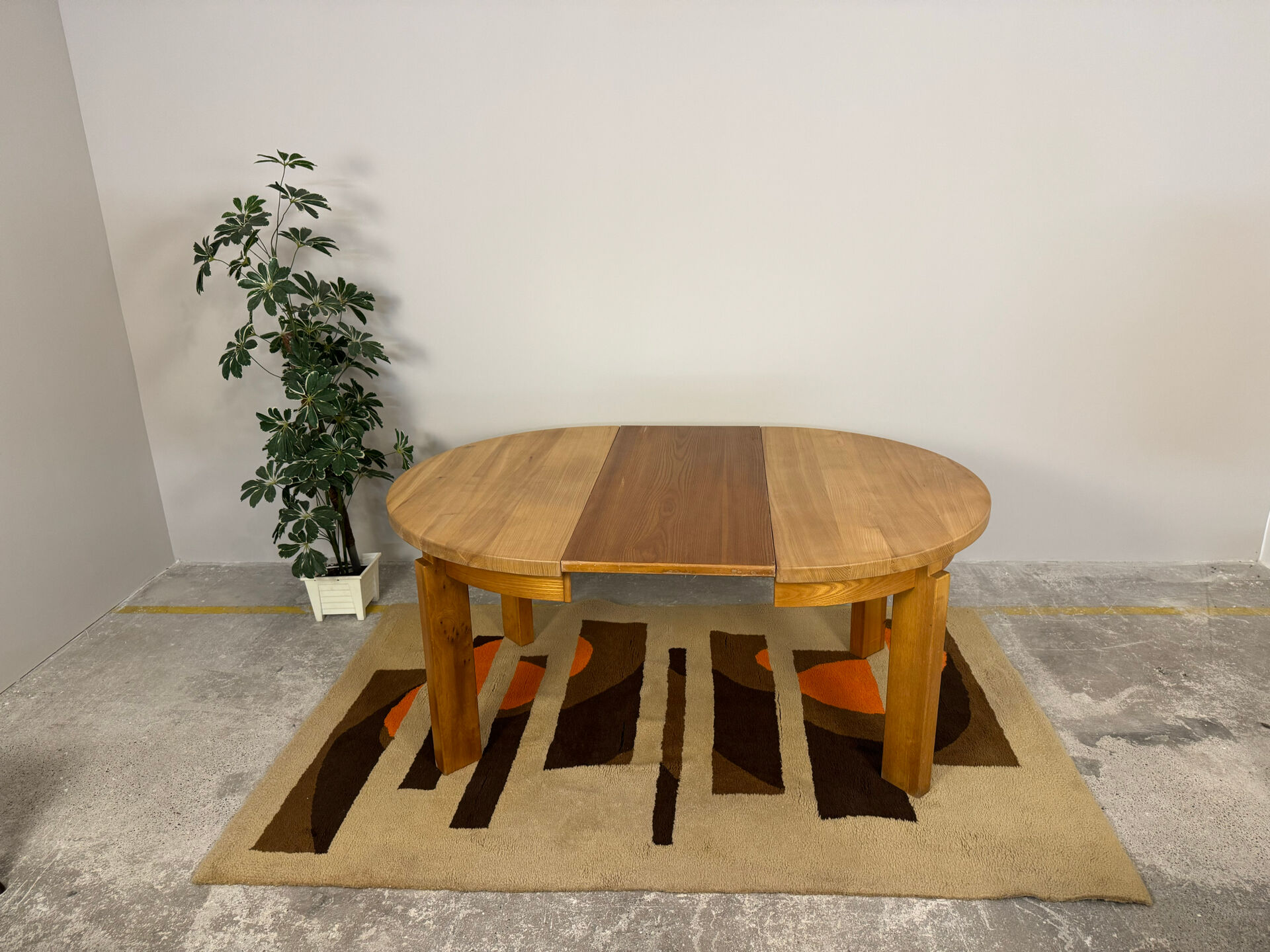Round table with 1 extension in solid elm Regain, diameter 120 cm.