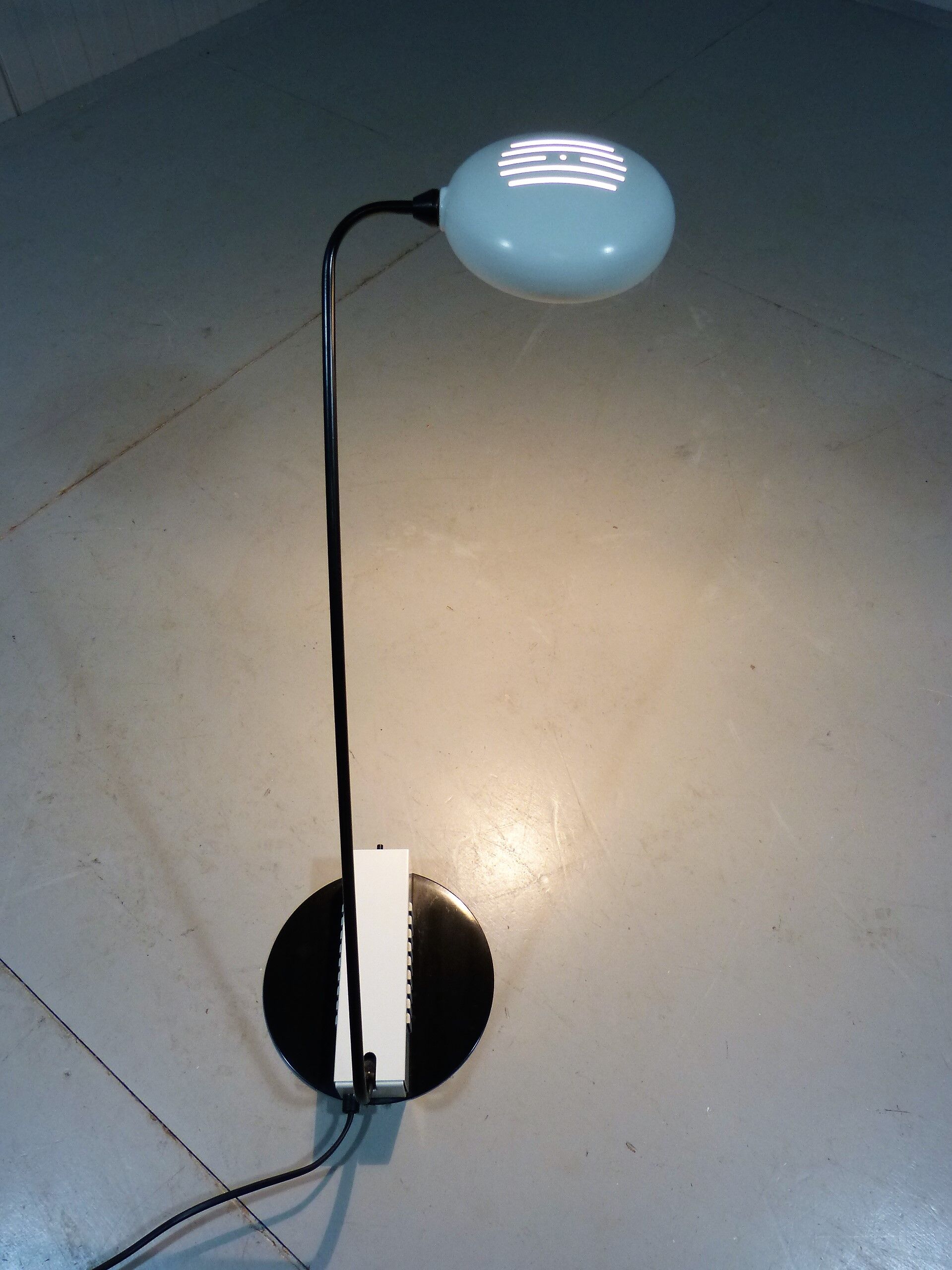 Lampe de bureau italienne en blanc et noir, années 1980